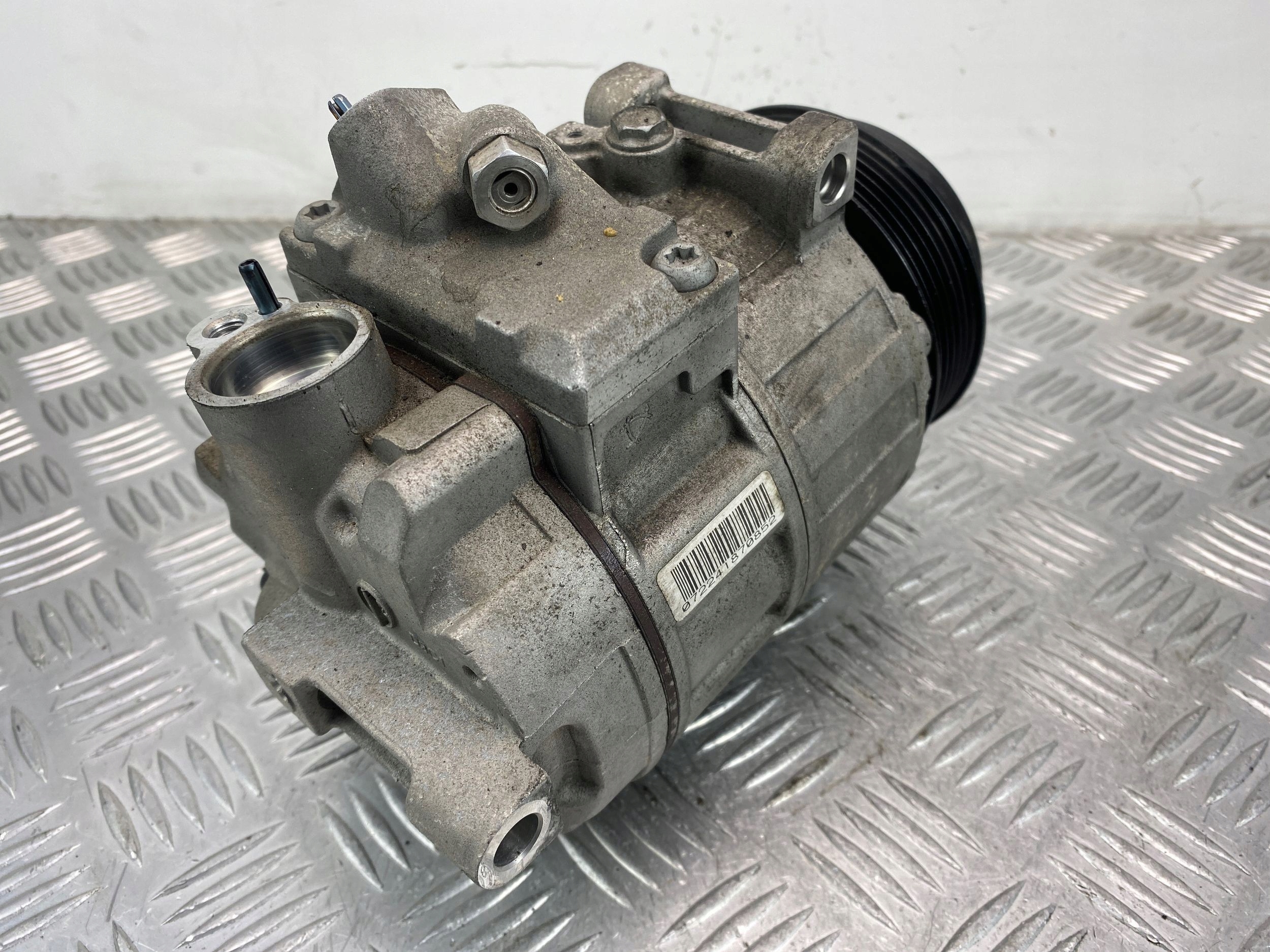 Mercedes C180 CGI W204 compressor; compressor of the air conditioning A0022304511