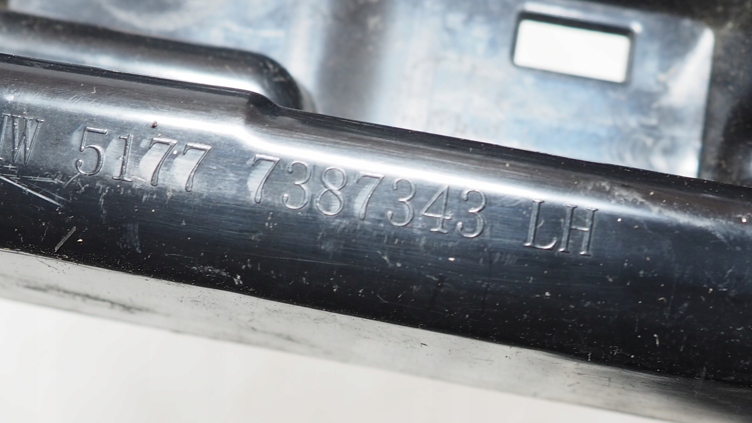 BMW 5 G30 G31 Support Support plaque Jupes Gauche 7387343