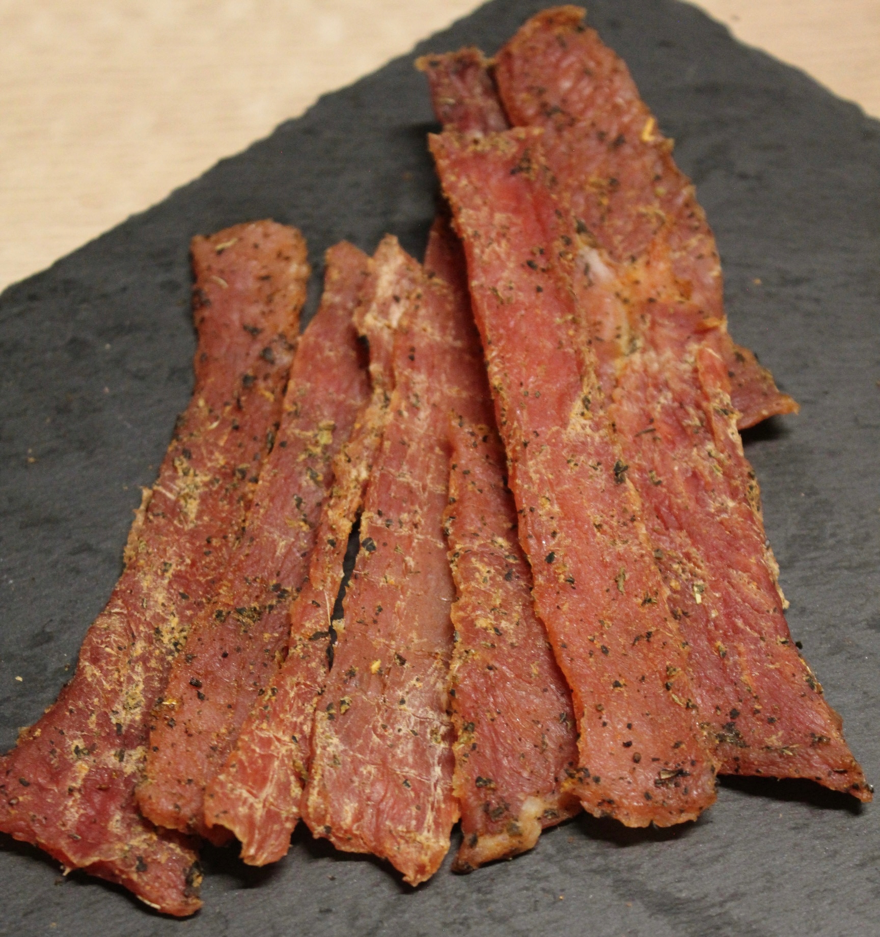 Levně Jerky sušené vepřové maso s příchutí Bazalka Česnek 500 g Meat