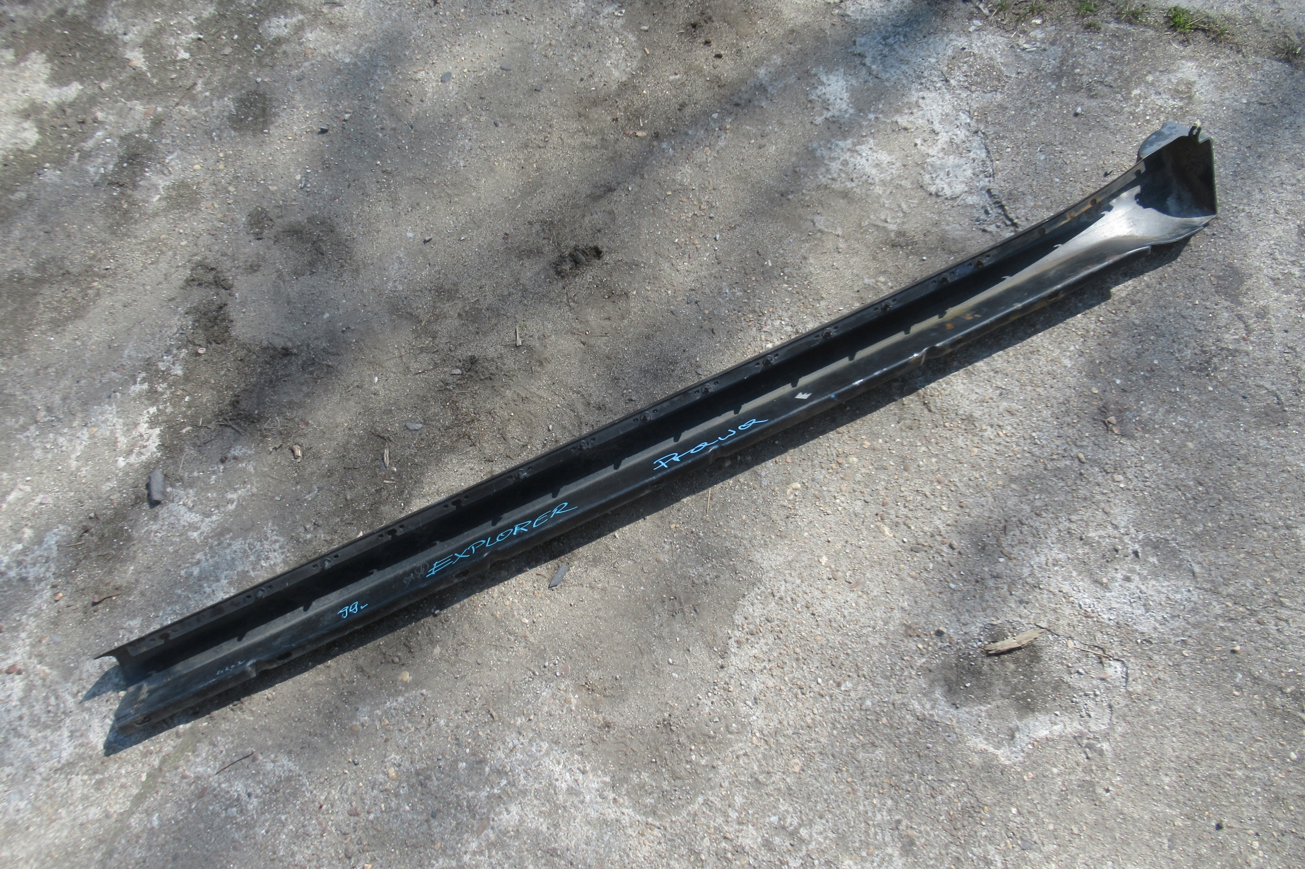 FORD EXPLORER 99 moulding cap threshold right