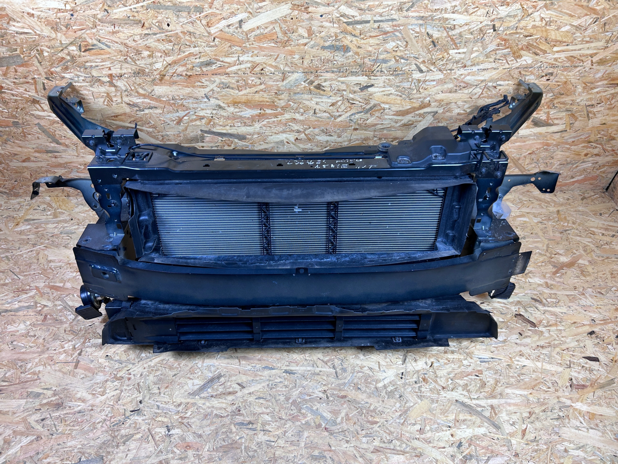 PAS PRZEDNI WZMOCNIENIE BELKA CHŁODNICE VOLVO XC40 1.5T MANUAL 2017-