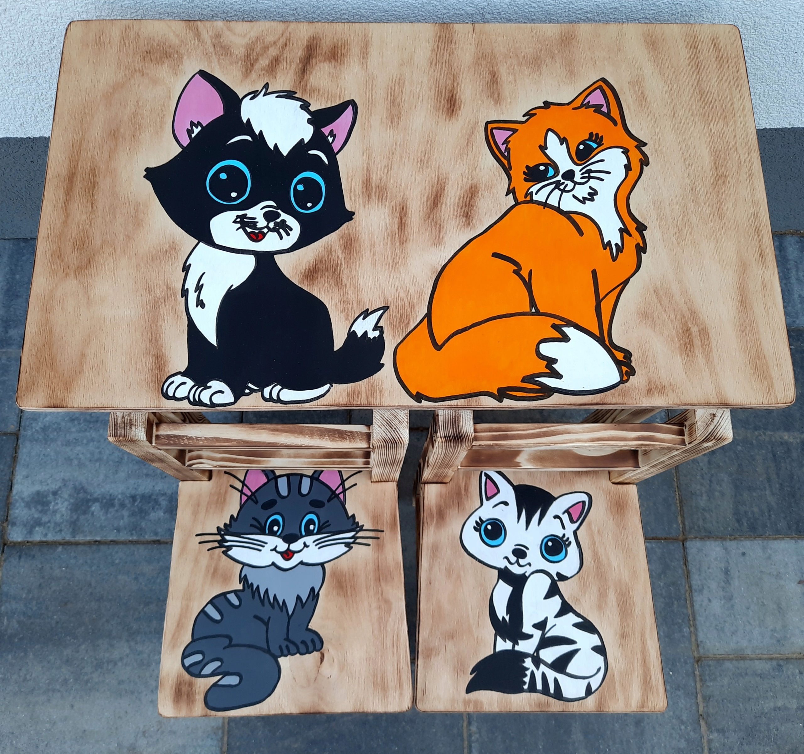 DREWNIANY STOLIK 2 KRZESEŁKA DLA DZIECI PSI PATROL Wysokość stołu 47 cm