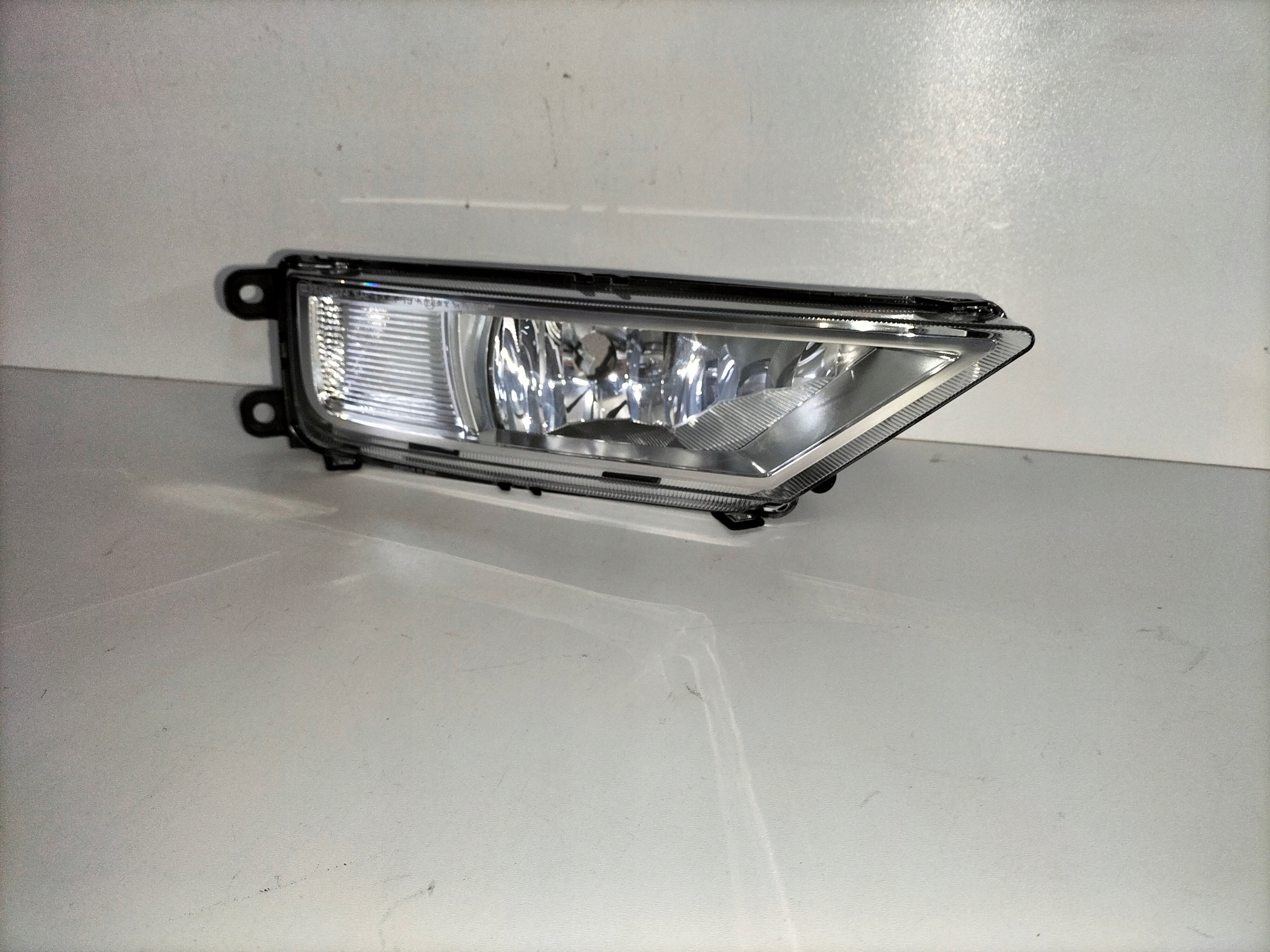 Nebelscheinwerfer Licht rechts VW TIGUAN II 16- srebrny mitte