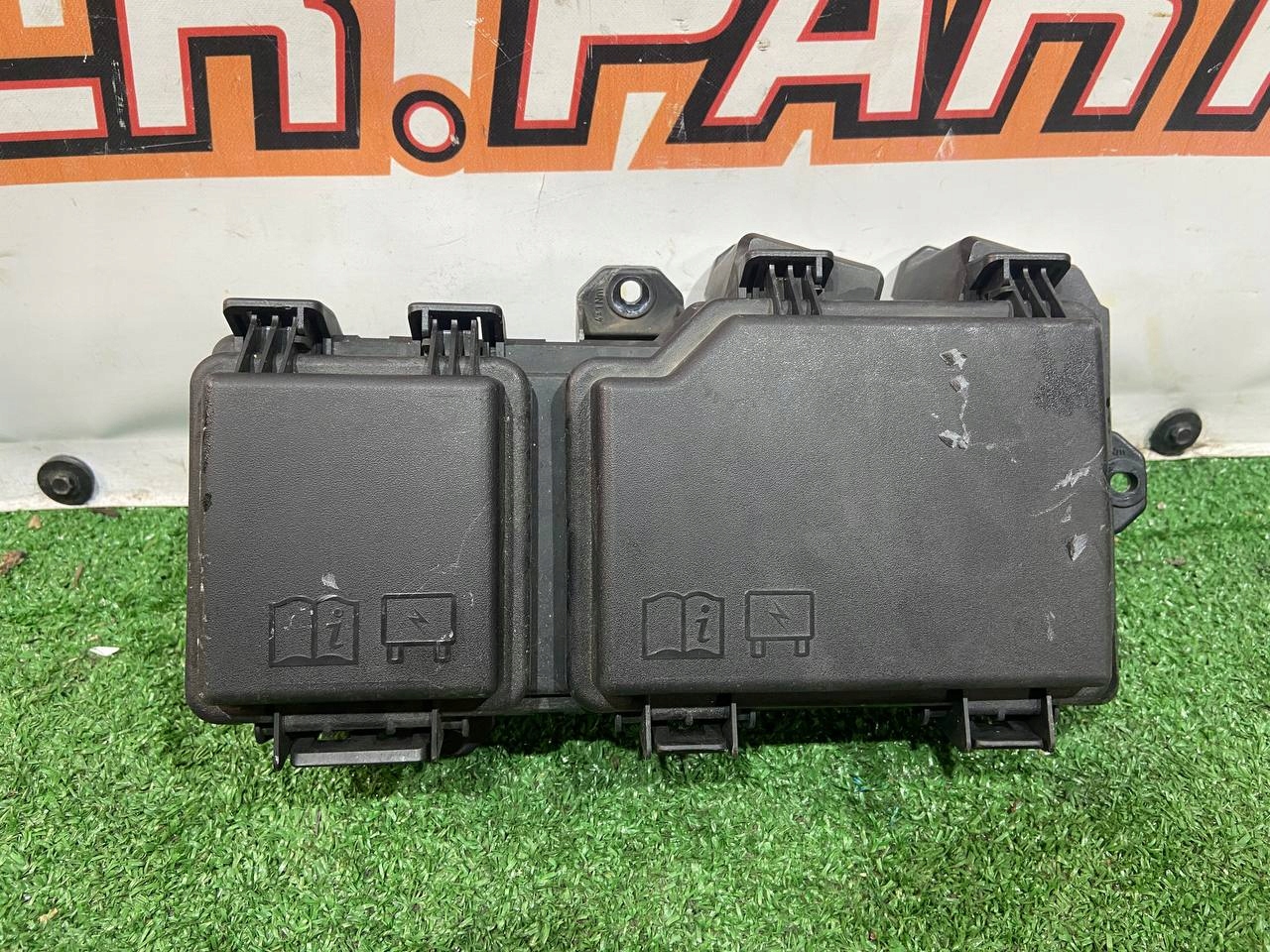 SKRZYNKA BEZPIECZNIKÓW LAND L550 M8D2-14A073-AA