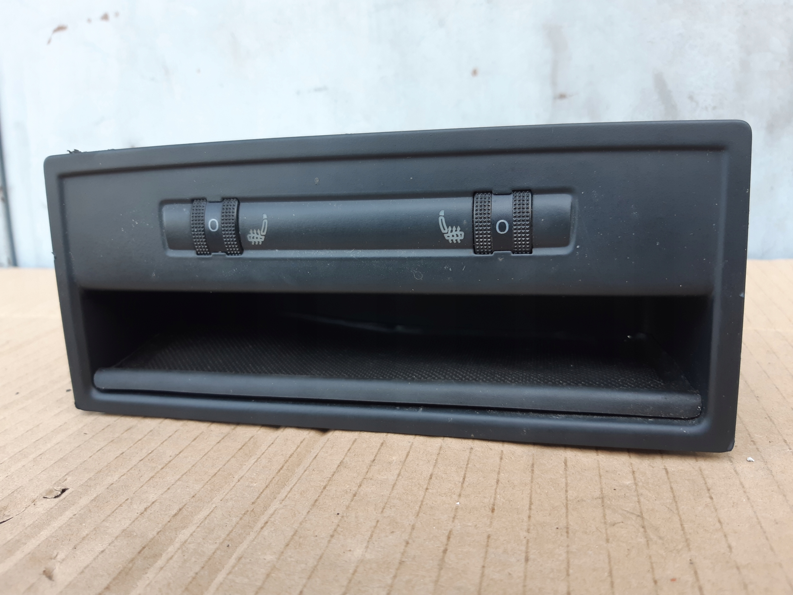 AUDI Q7 4L Bedienteil GRZANIE Sitze 4L0863351B