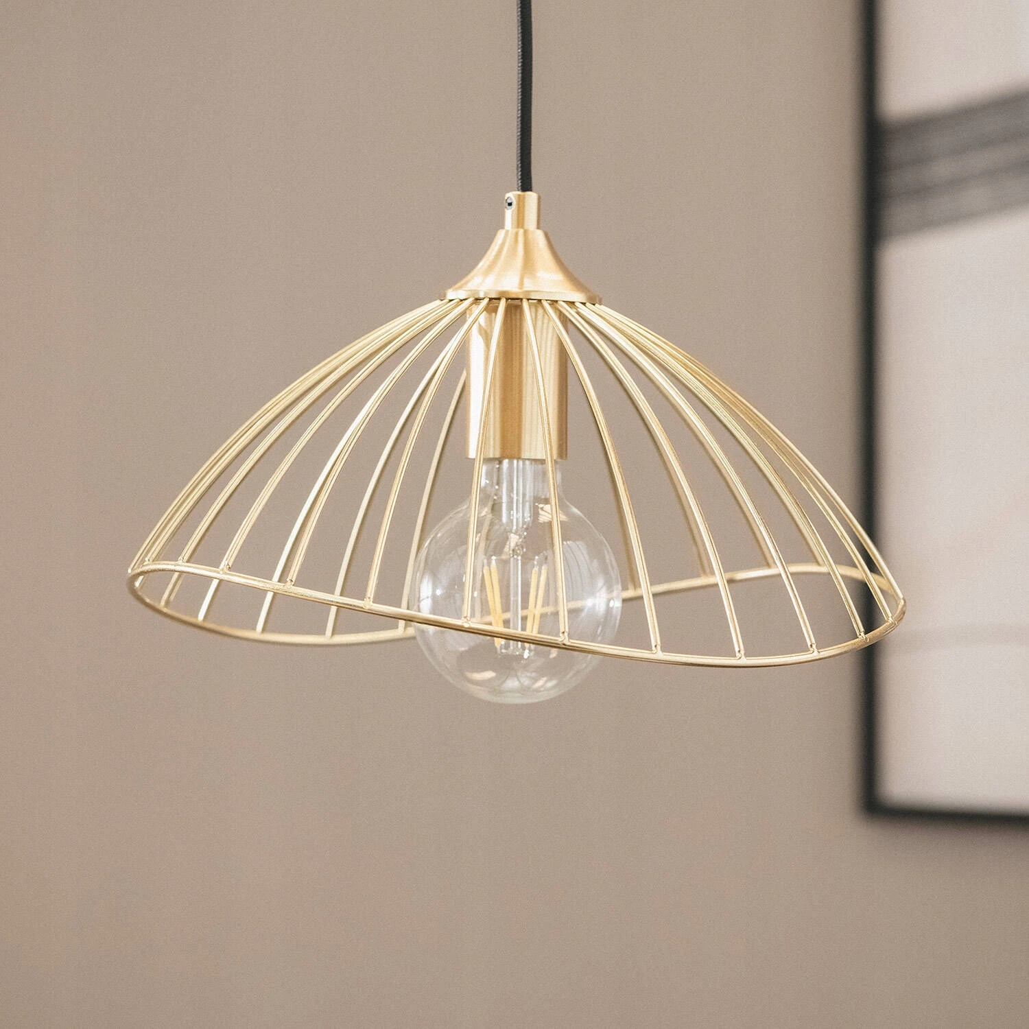 Závěsná kovová lampa Kibanda Alfarb
