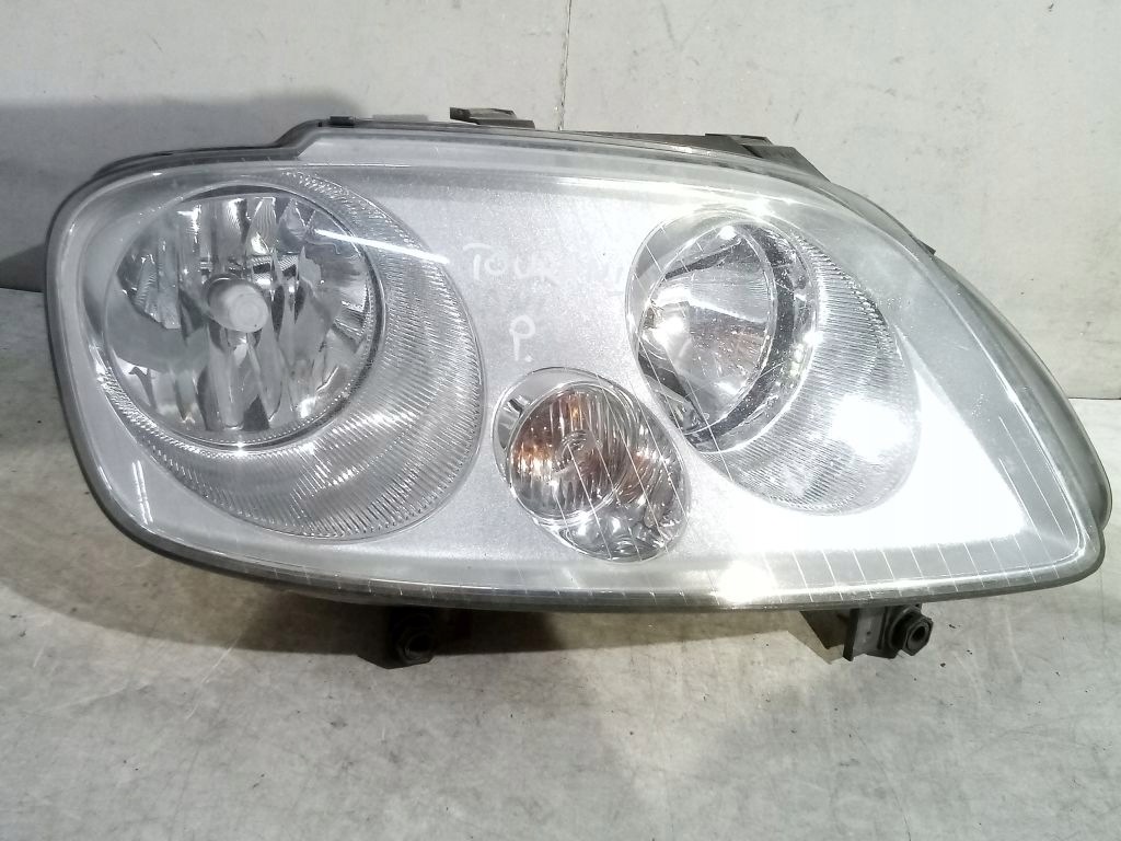 VW Touran and 1 light right front front 2K0941006B