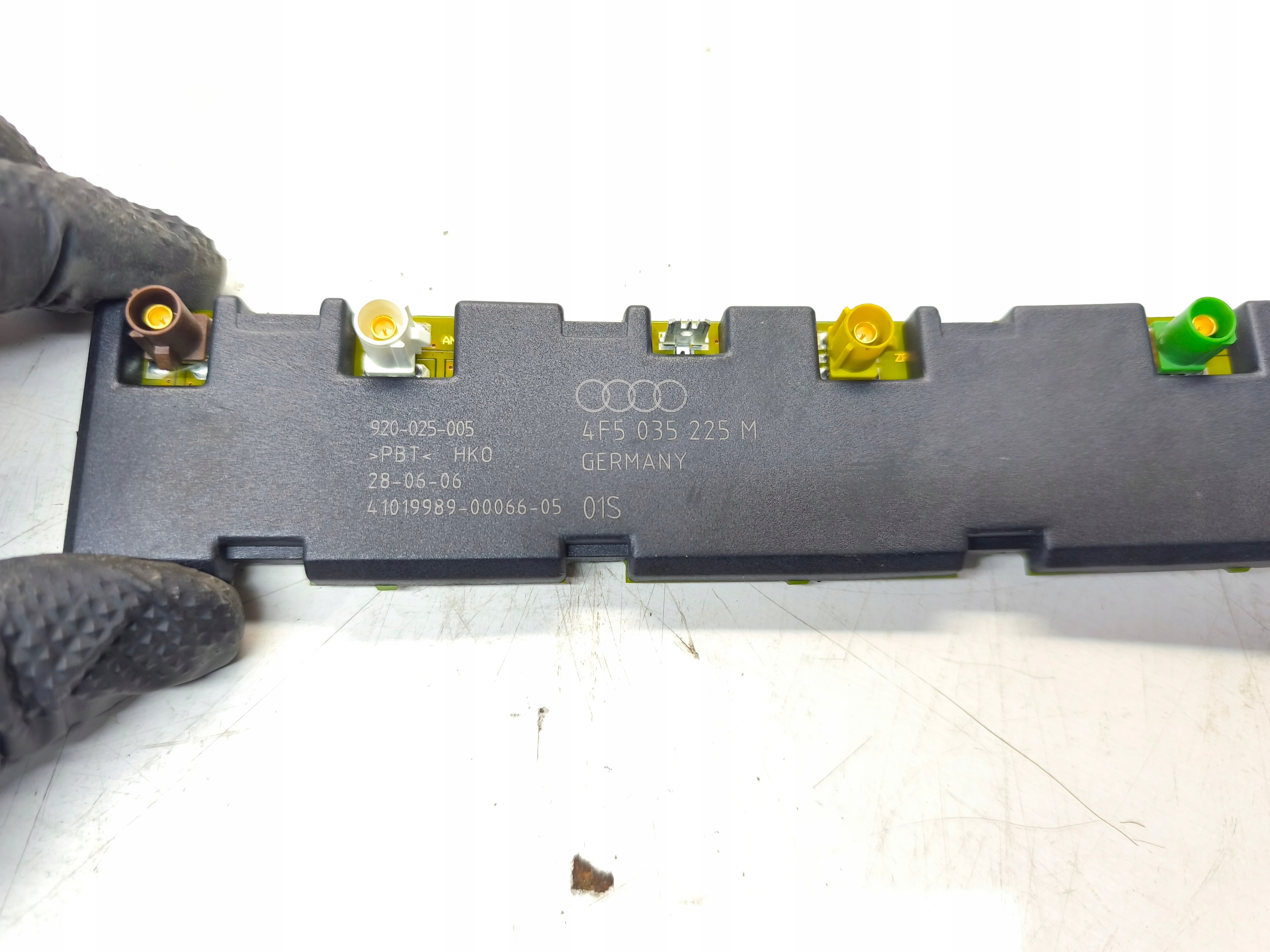 antenna amplifier AUDI A6 C6 sedan 4F5035225M