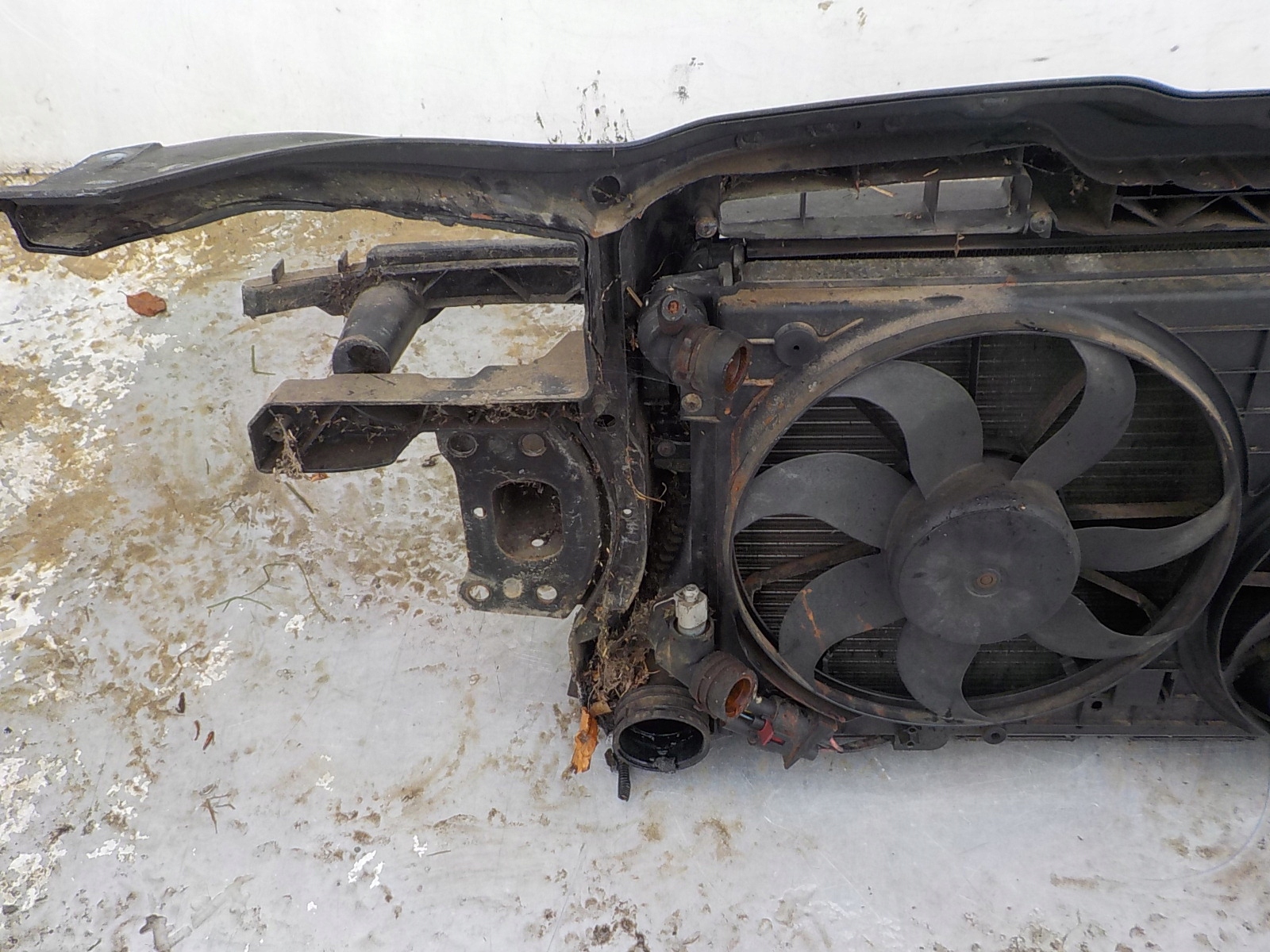 266 VW GOLF V KOMBI JETTA V 2.0 TDI support panel for radiators sider radiator