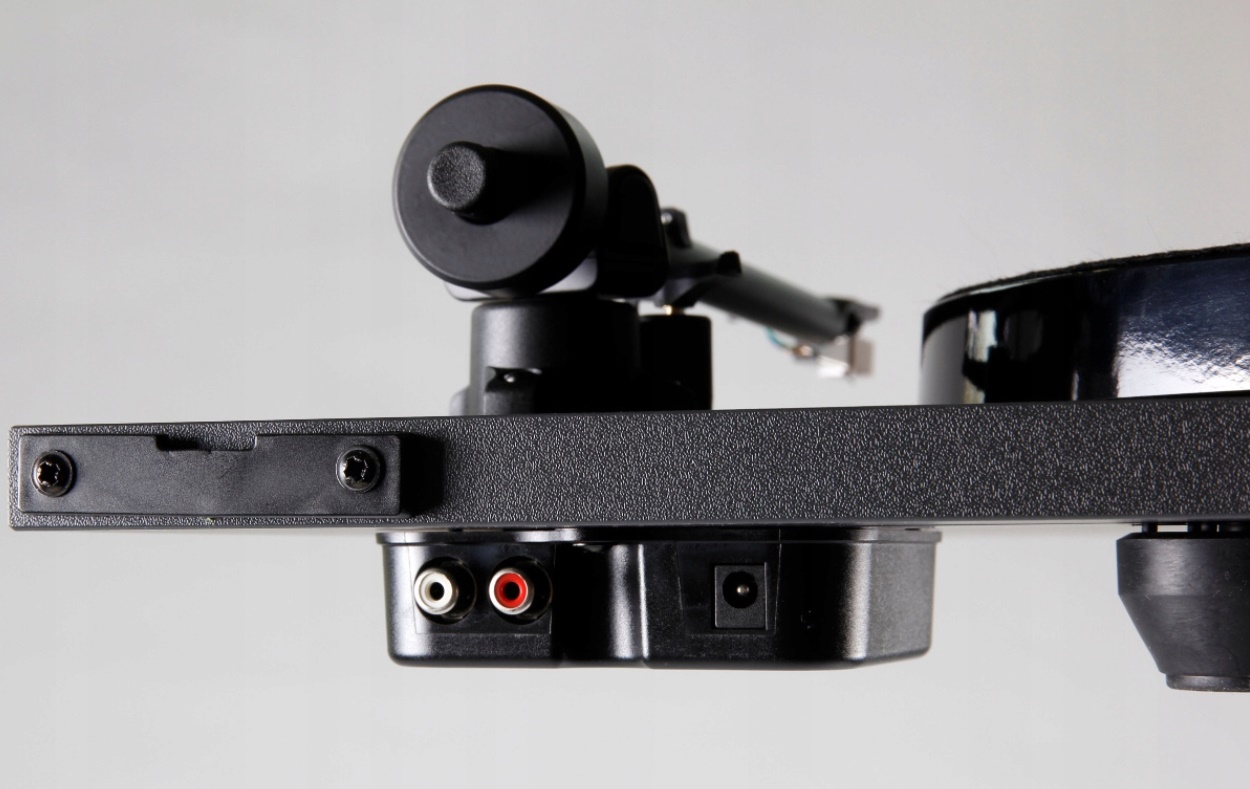 GRAMOFON Z WKŁADKĄ REGA CARBON MM REGA PLANAR 1 PLUS (P1 PLUS) BIAŁY Model Planar 1