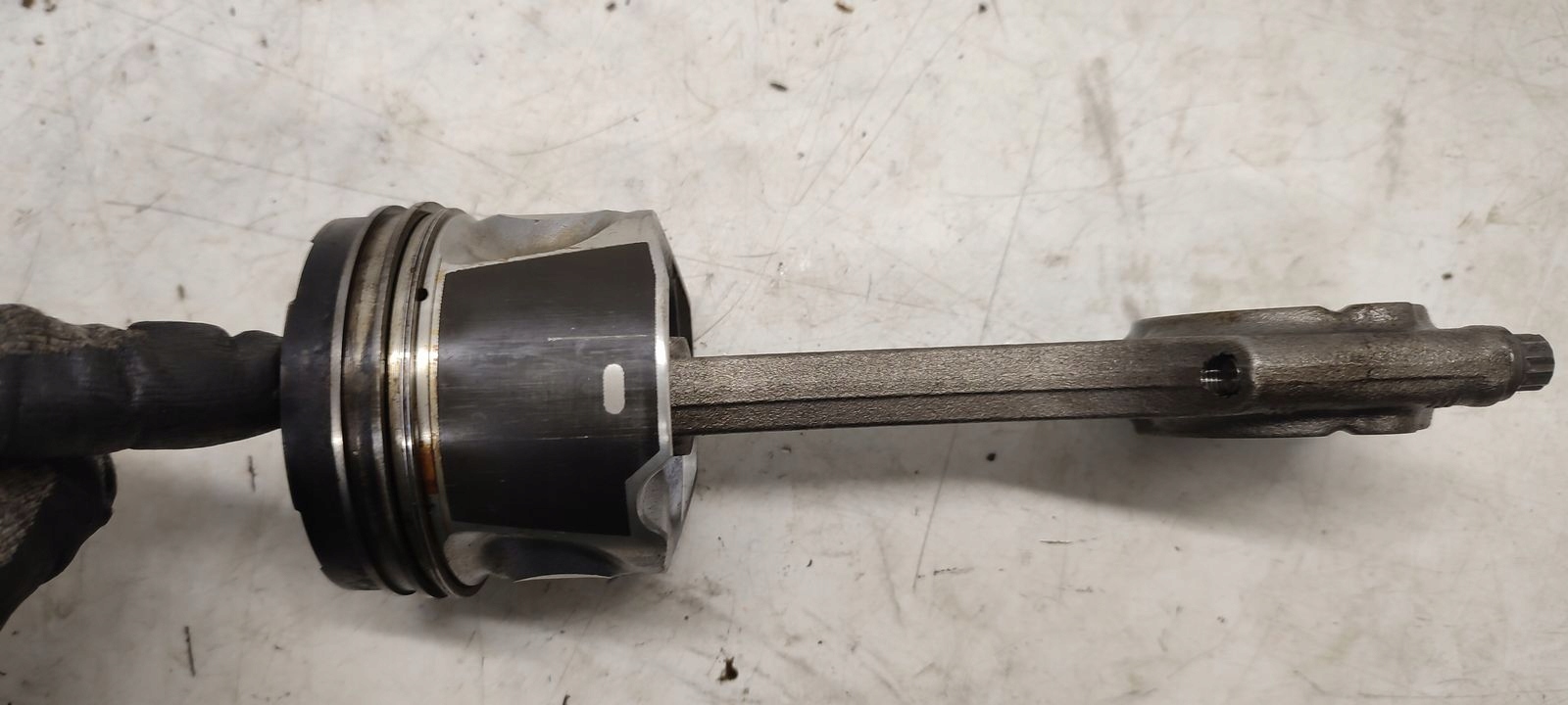 piston connecting rod Volvo V70 2,0D D5204T