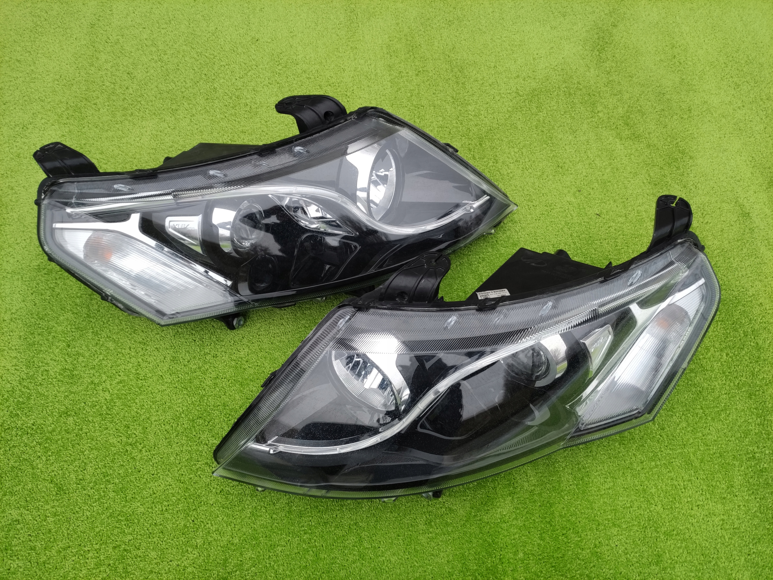 MAHINDRA XUV500 16- LED LAMPA LEWA PRAWA PRZÓD KPL