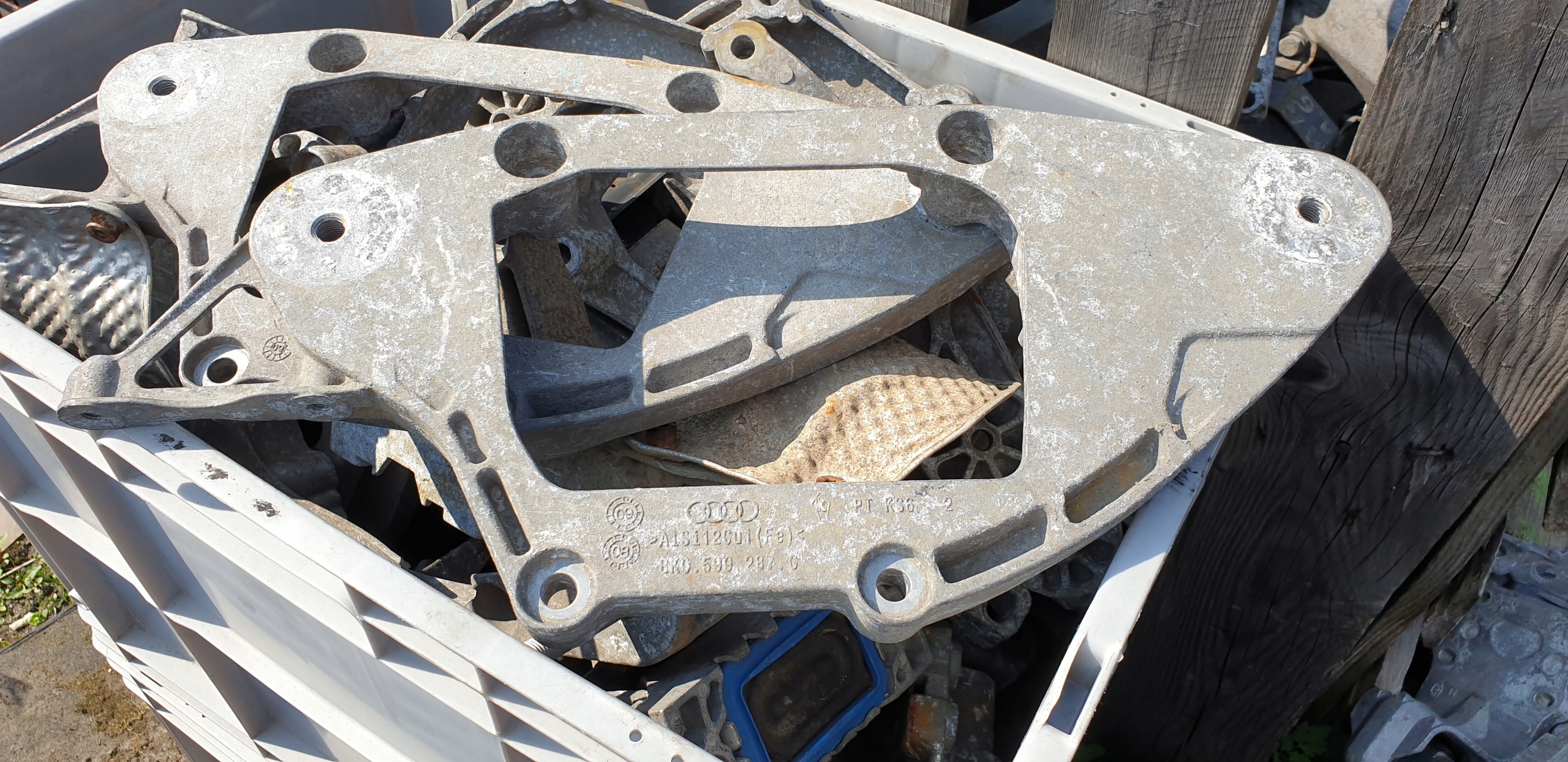 ЛАПА ДЕРЖАТЕЛЬ ДИФРА МОСТА ЗАД. AUDI A4 B8k A5t