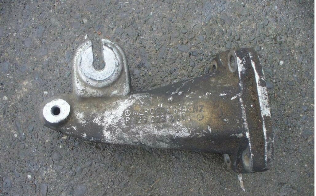 engine mount MERCEDES W123 2,0 2,4 3,0D 1232230304