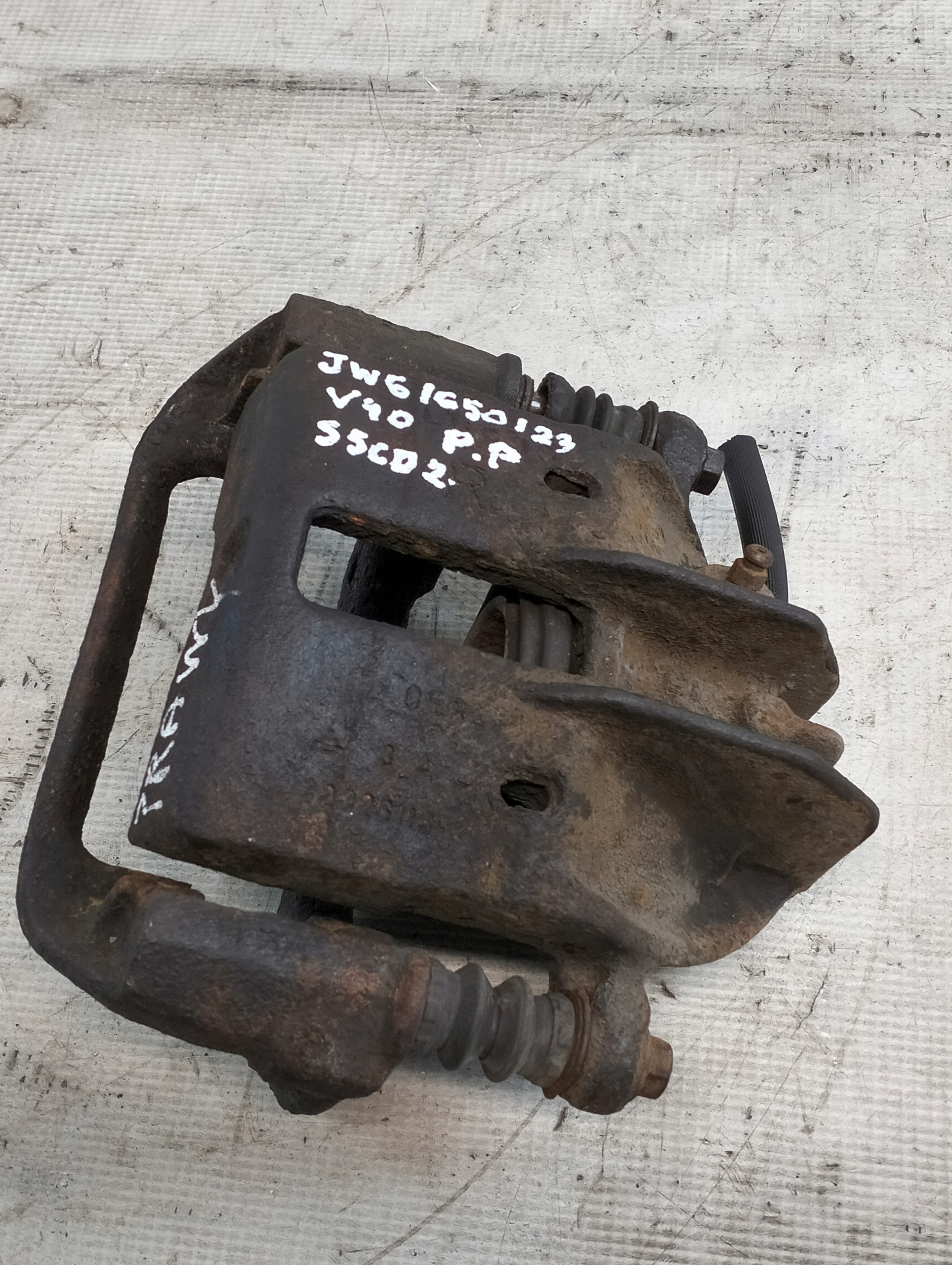 VOLVO V40 1.8 77KW 1999r caliper right front