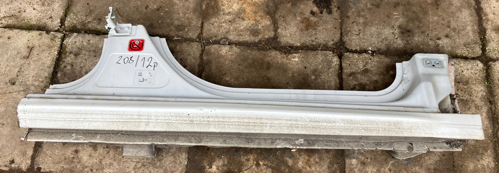 threshold right front PEUGEOT 208 and 5D