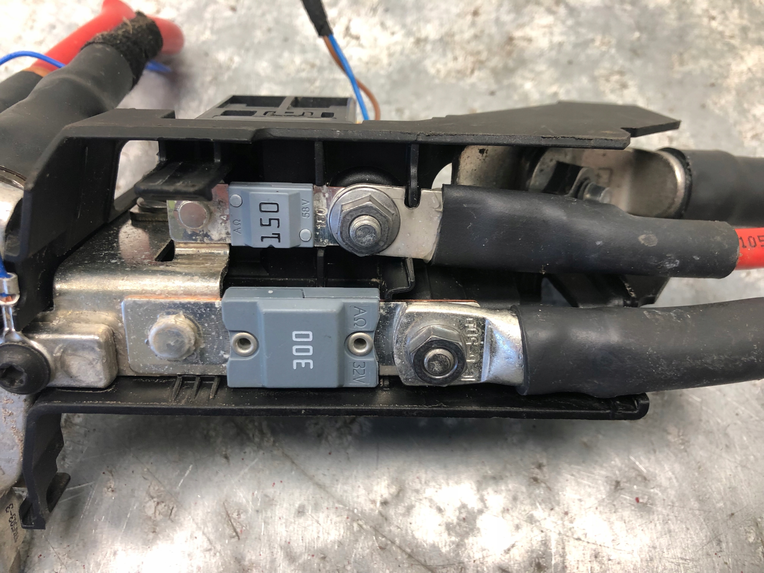 Stromverteiler mit Sicherung AUDI Q7 4M0915459B