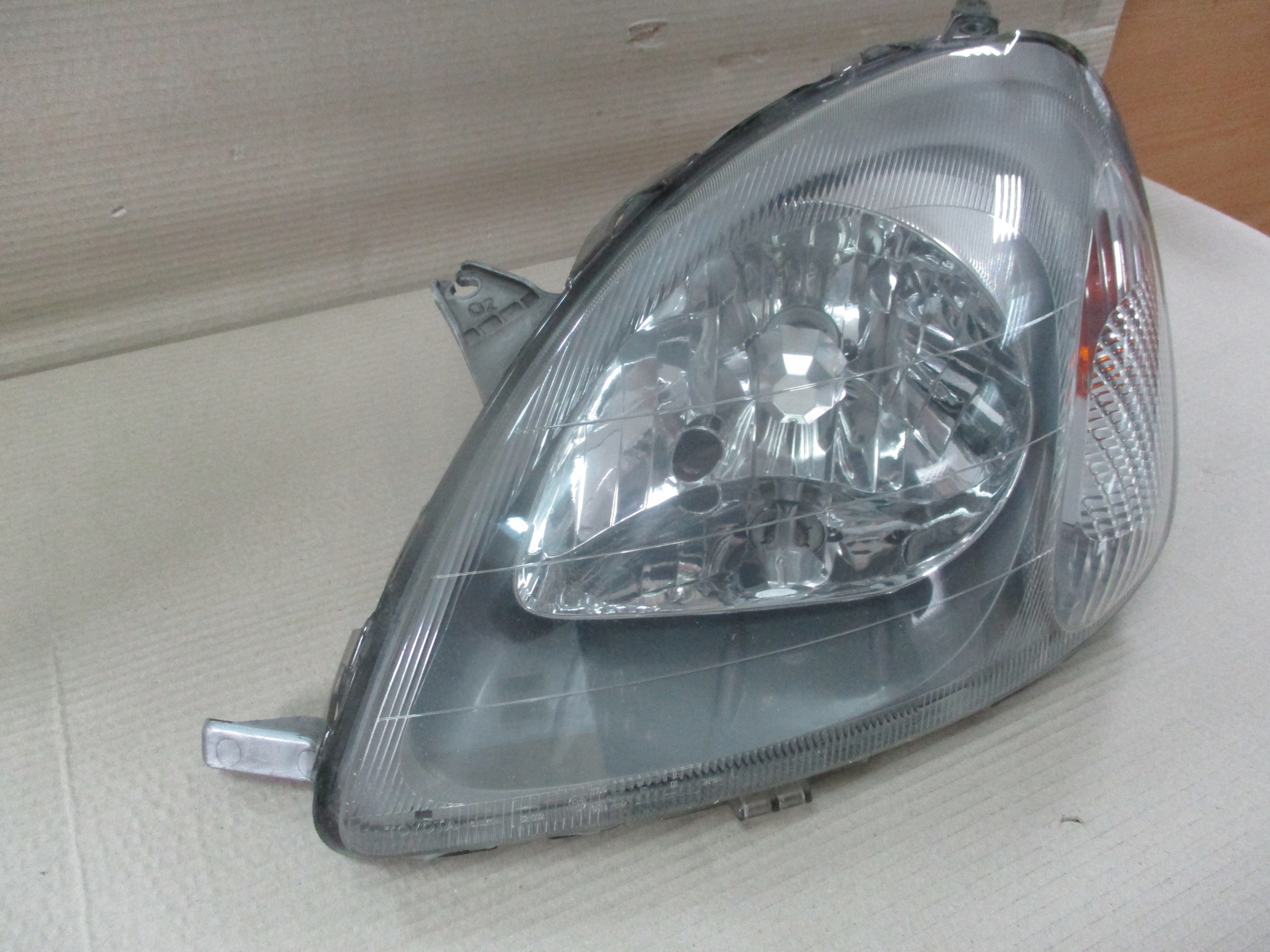 light front left Toyota Yaris and 99-03