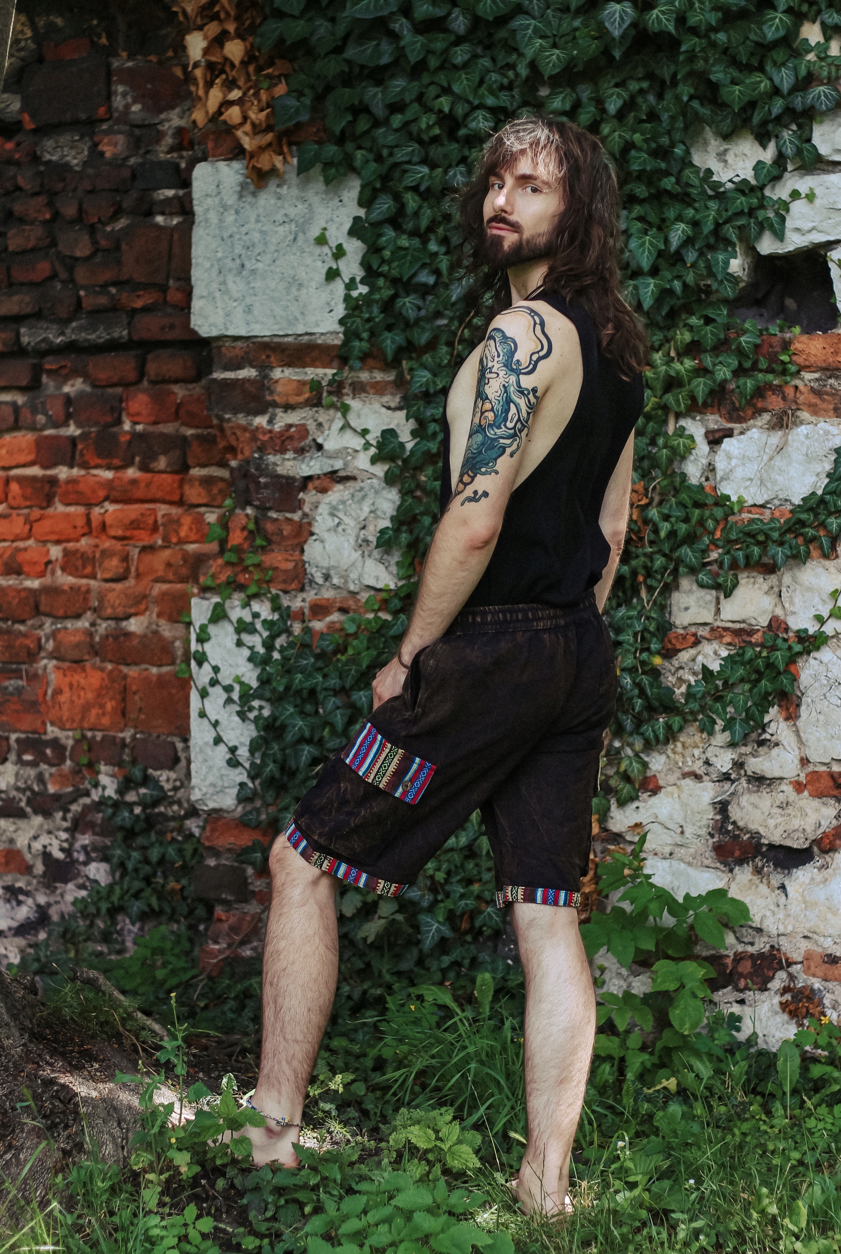 Krátké kraťasy s volnými šortky typu hippie hnědé bermudy s kapsami, velikost M