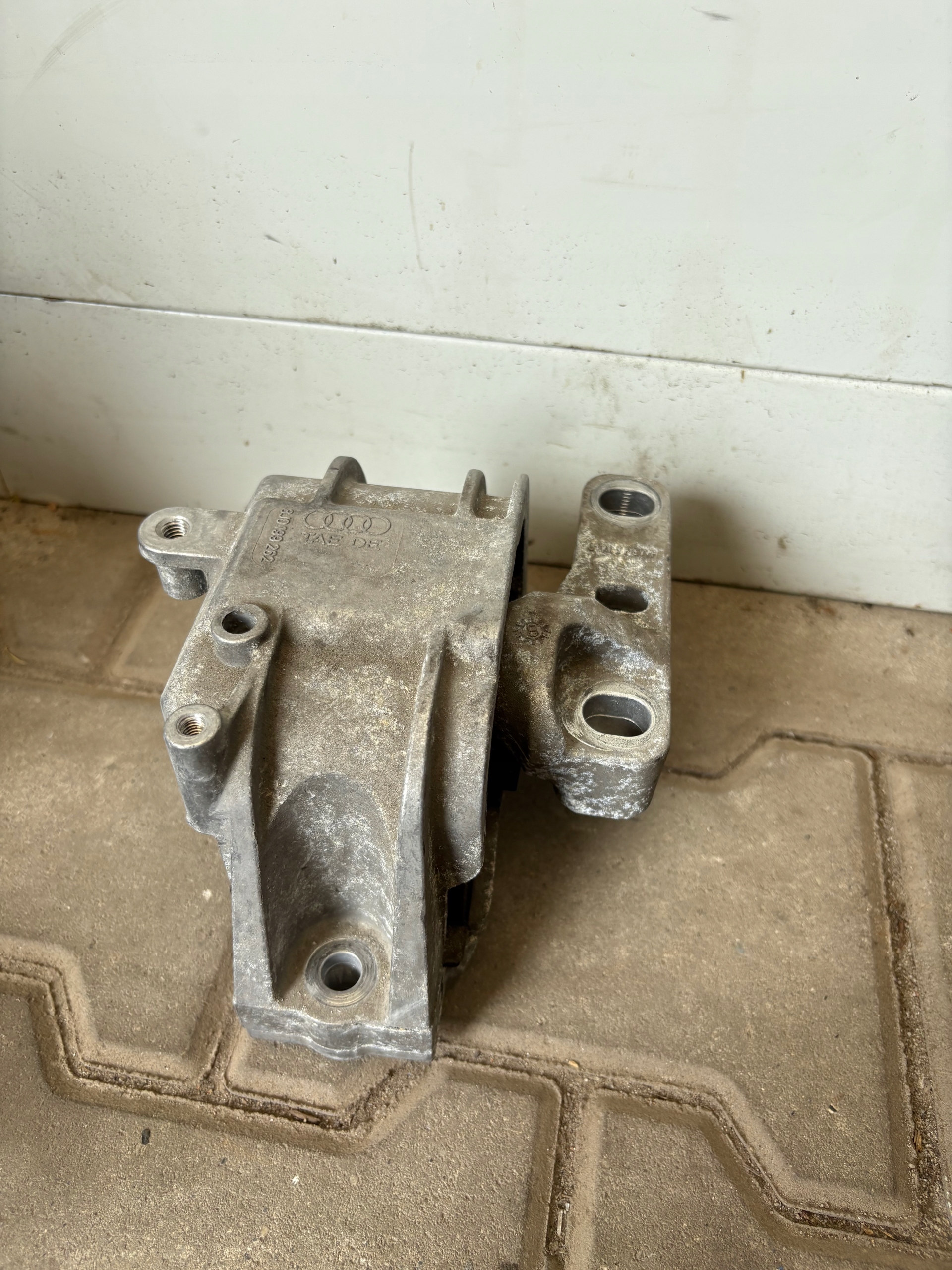 AUDI TT 8J 2.0 TFSI BWA 06-14 holder engine mount 8J0199262