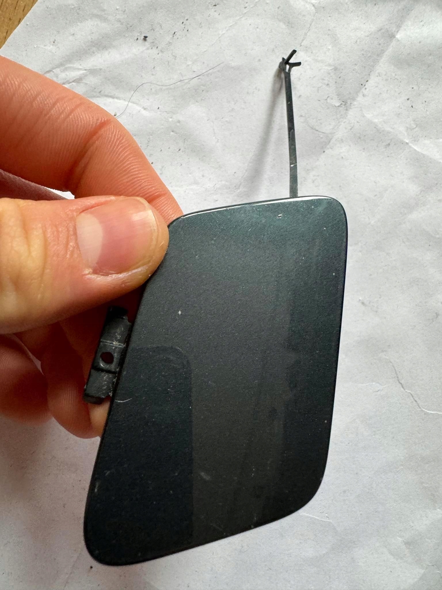 AUDI A4 B9 14-18r. -> Abschleppöse der Stoßstange vorne 8W0807241