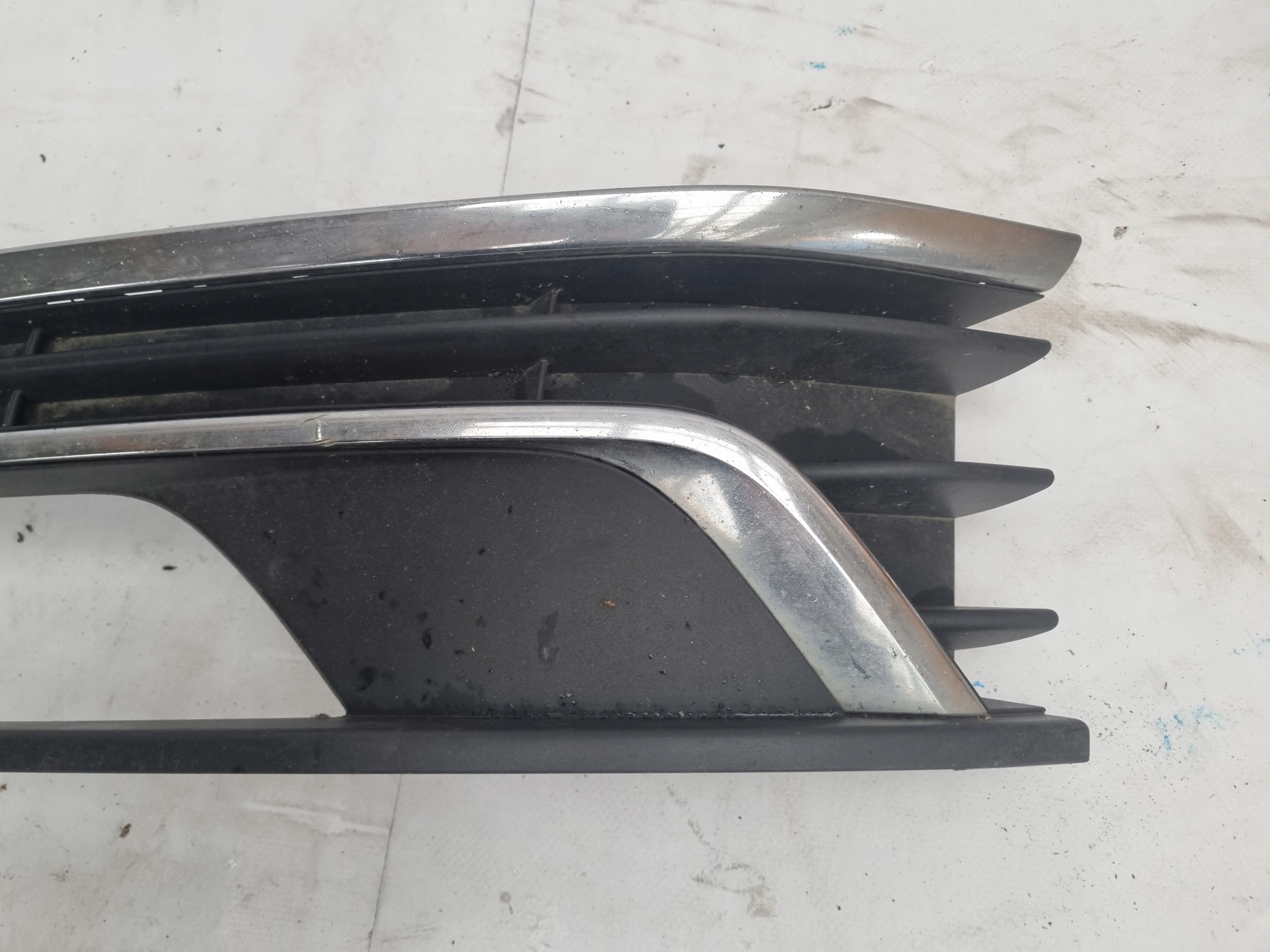 VW PASSAT B8 3AA 14-18 grid of a bumper left front
