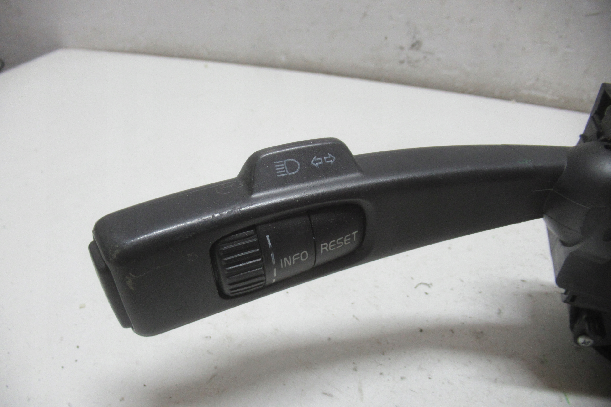 VOLVO V50 06R steering wheel levers and controls ring P30772253