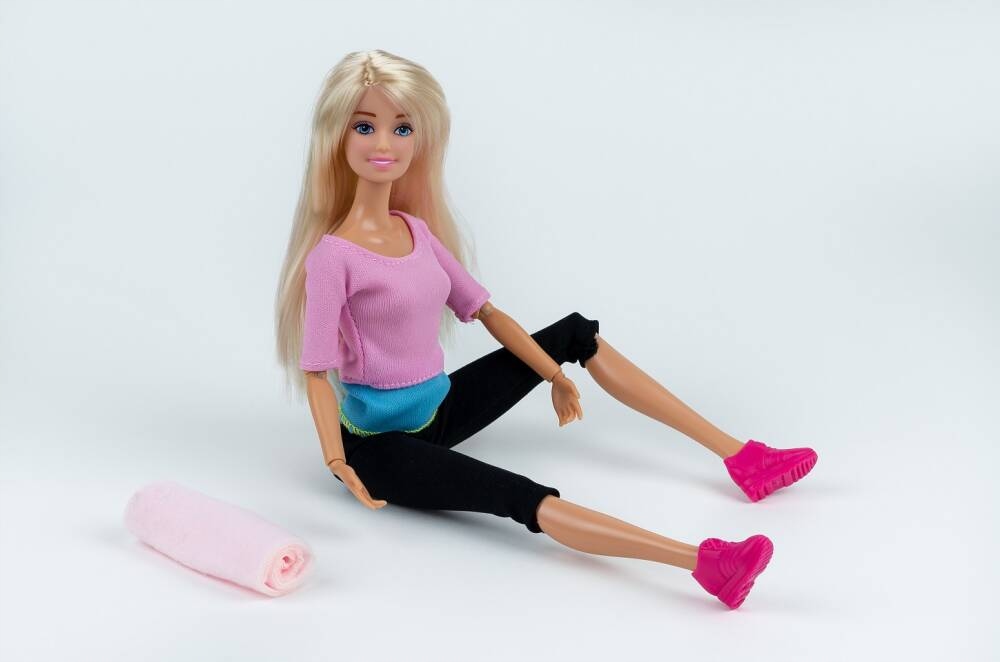 LALKA ANLILY 30 CM. ĆWICZĄCA JOGĘ Materiał plastik