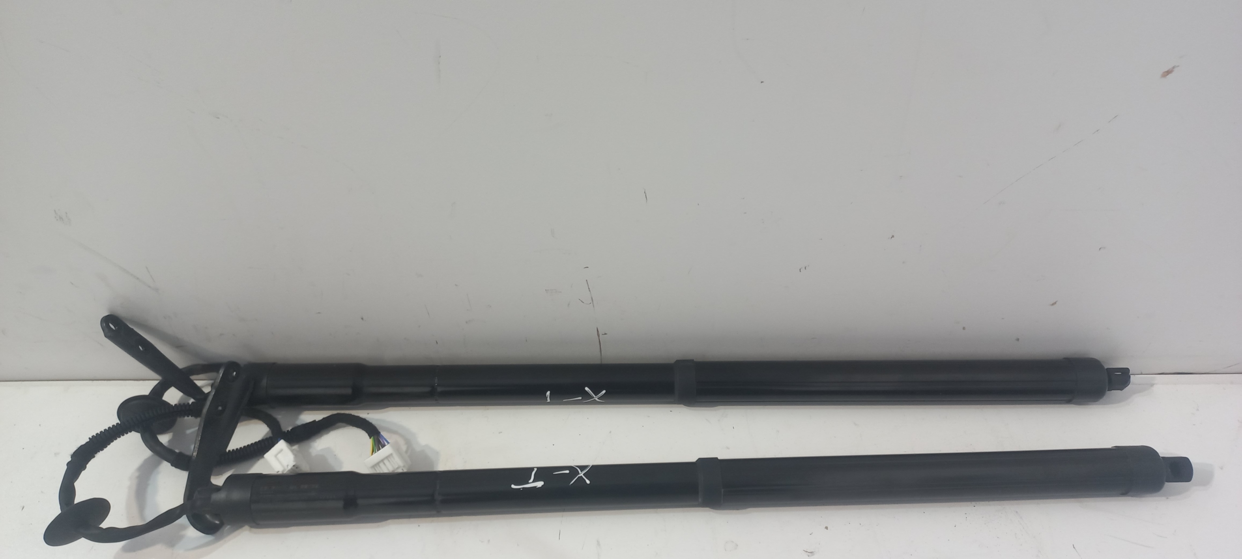 NISSAN XTRAIL T32 X TRAIL SIŁOWNIK KLAPY LEWY PRAWY SIŁOWNIKI ORYGINAŁ