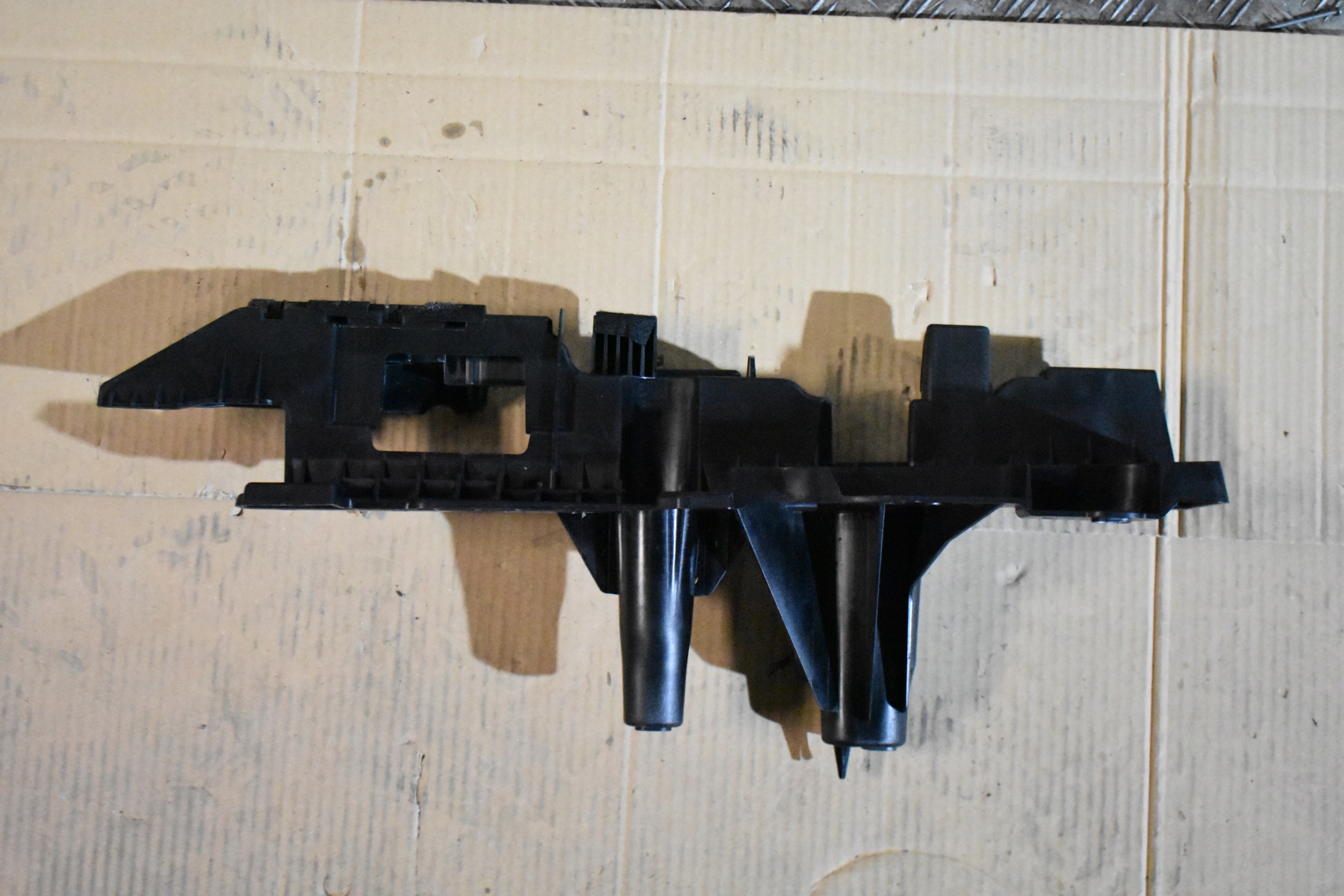 IDEALNE holder spoiler boot left MERCEDES W167 COUPE 1