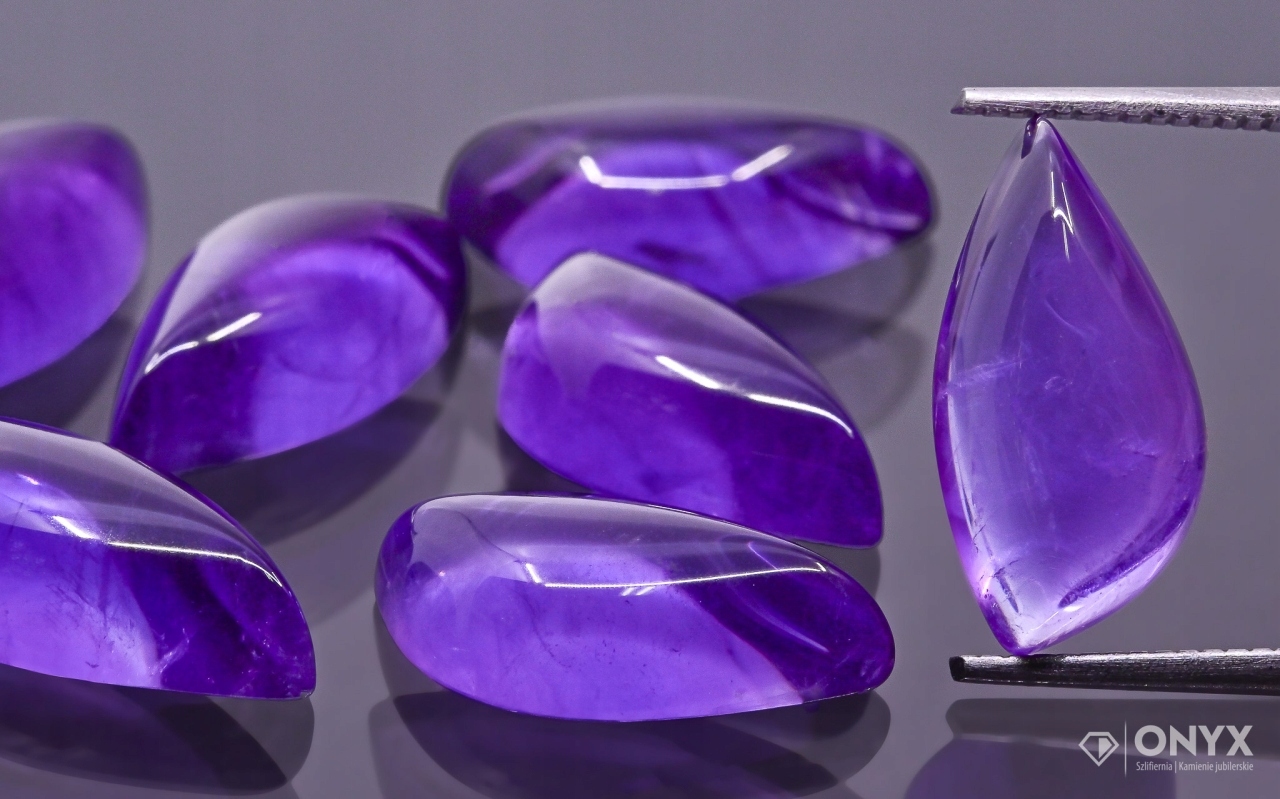 Ametyst A kabošon Pravý nepravidelný 15,5x8 mm