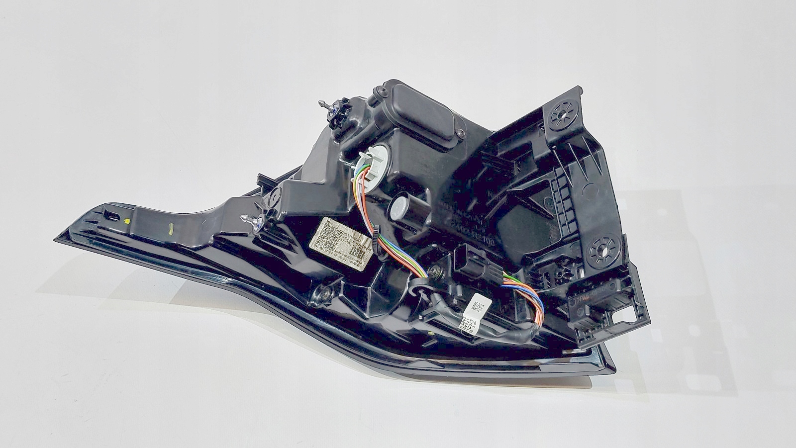 LAMPA TYŁ PRAWY PRAWA KIA SPORTAGE V 21r 92402R2100 Strona zabudowy prawa