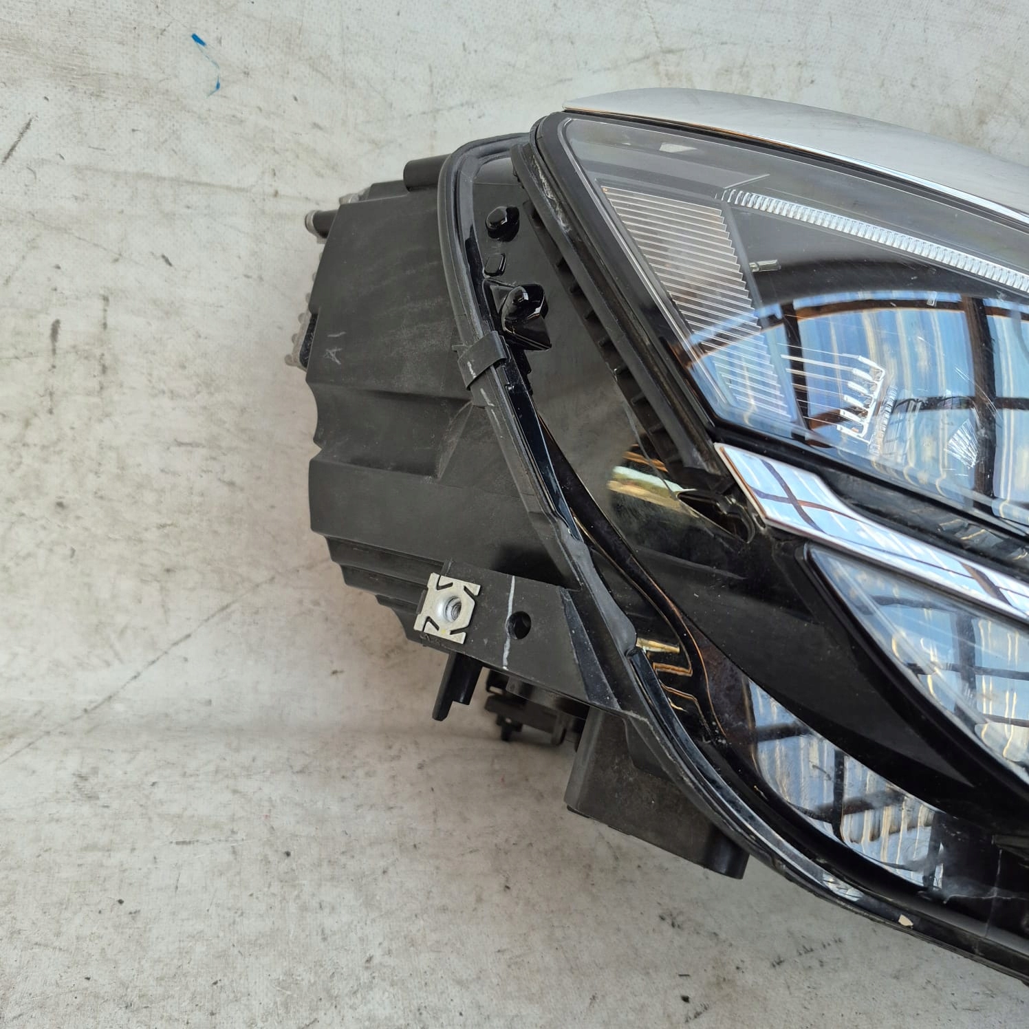 VW TIGUAN II 2 ALLSPACE 5NN 17- light right front front FULL LED