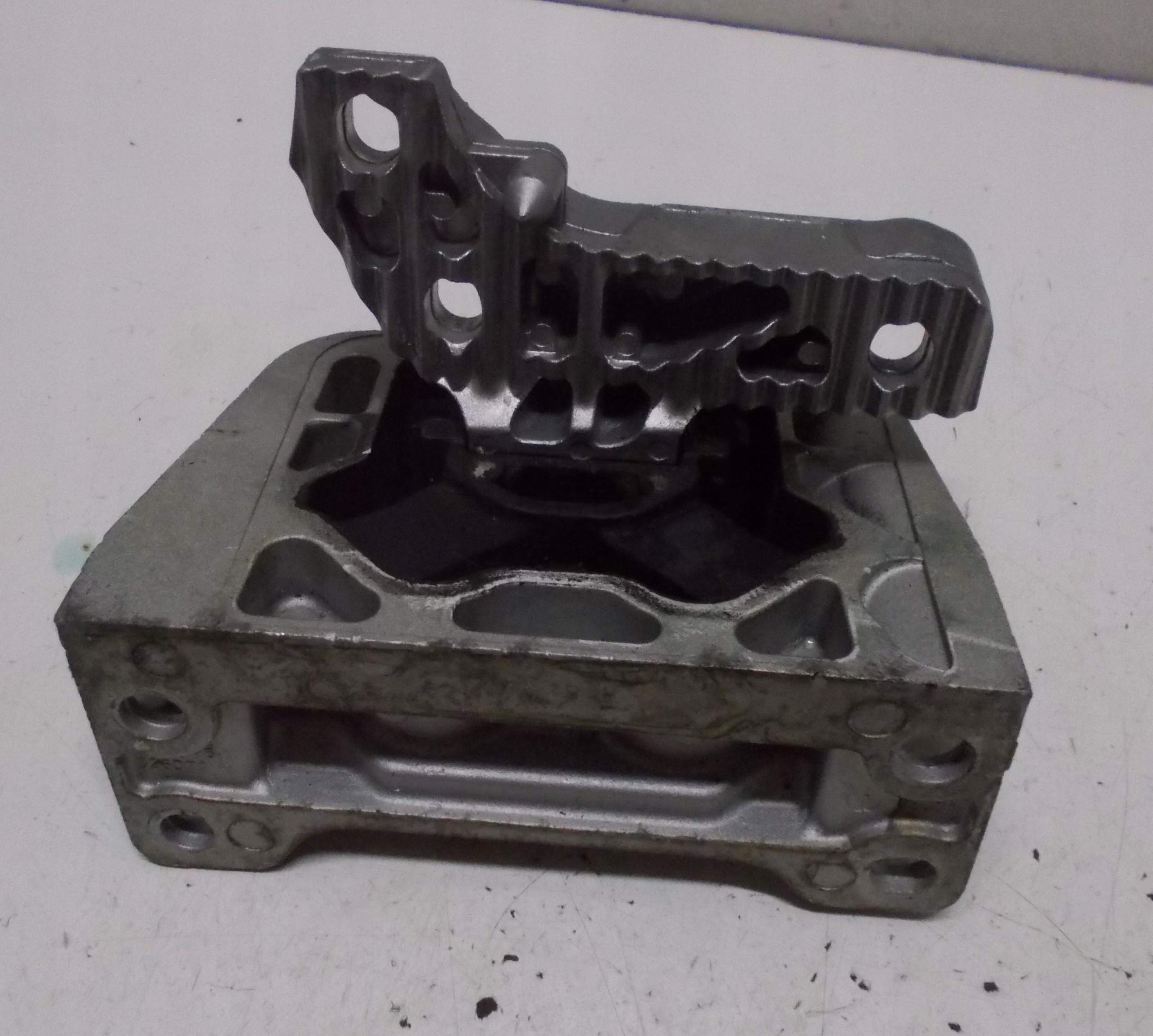 RENAULT MASTER III LIFT holder engine mount 112108180R