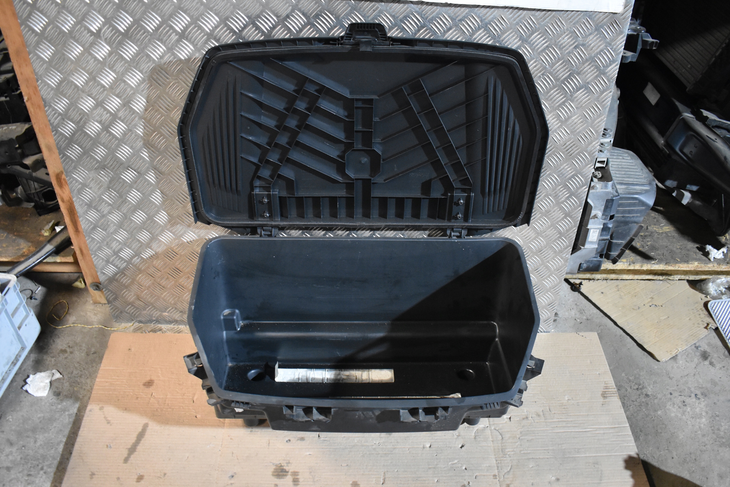 perfect condition sump boot floor well AUDI GT E-TRON 1 9