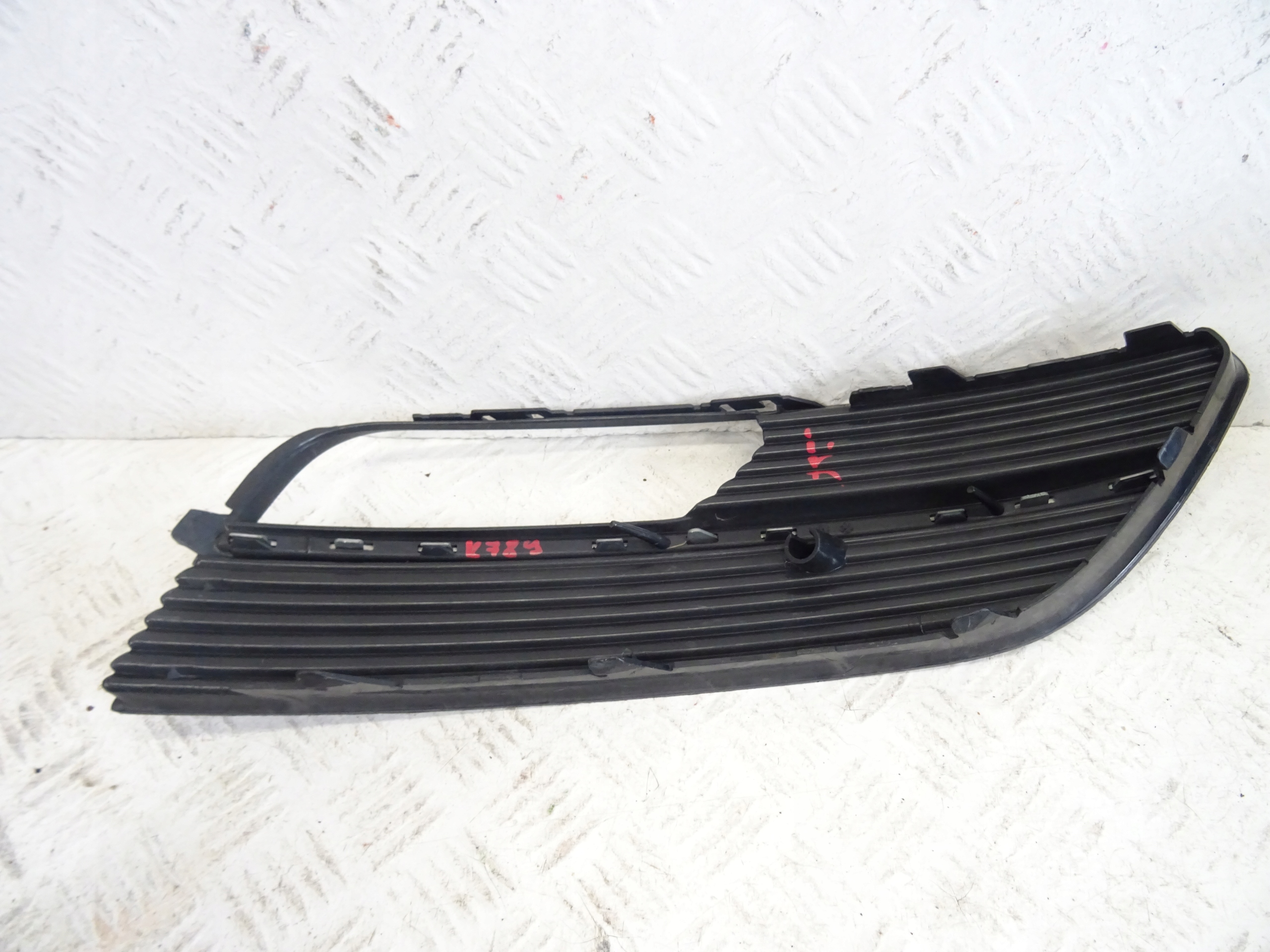 grid of a bumper front front left AUDI A3 8V 8V3807681A