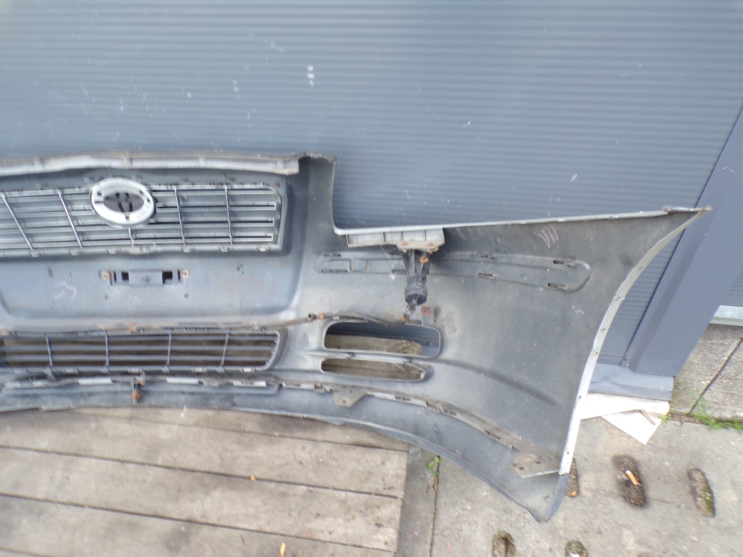front bumper front TOYOTA AVENSIS T25 washers (1)