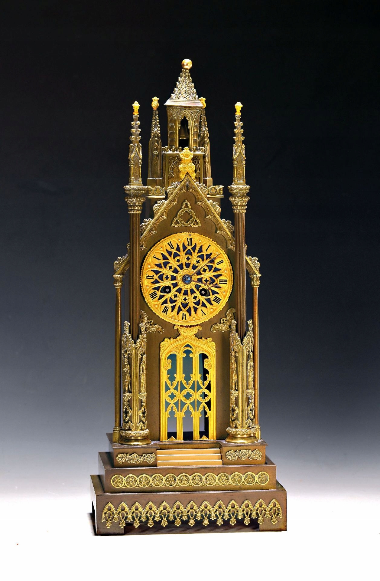 Zegar w stylu neogotyckim