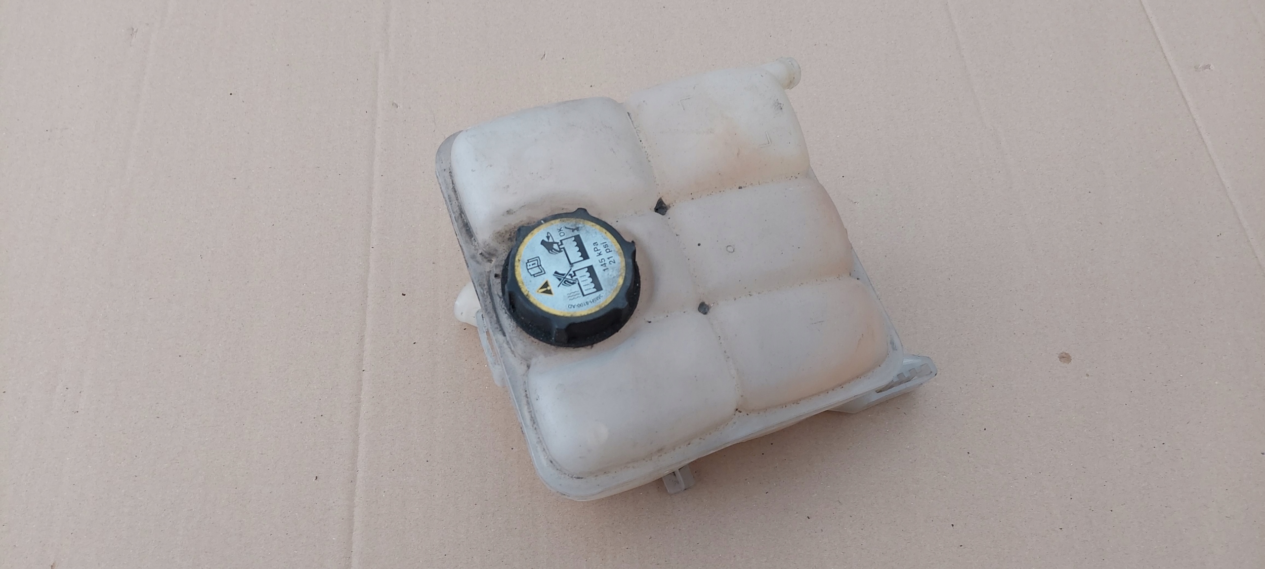 Réservoir eau FORD C-MAX MK2 KUGA AV418K218AD