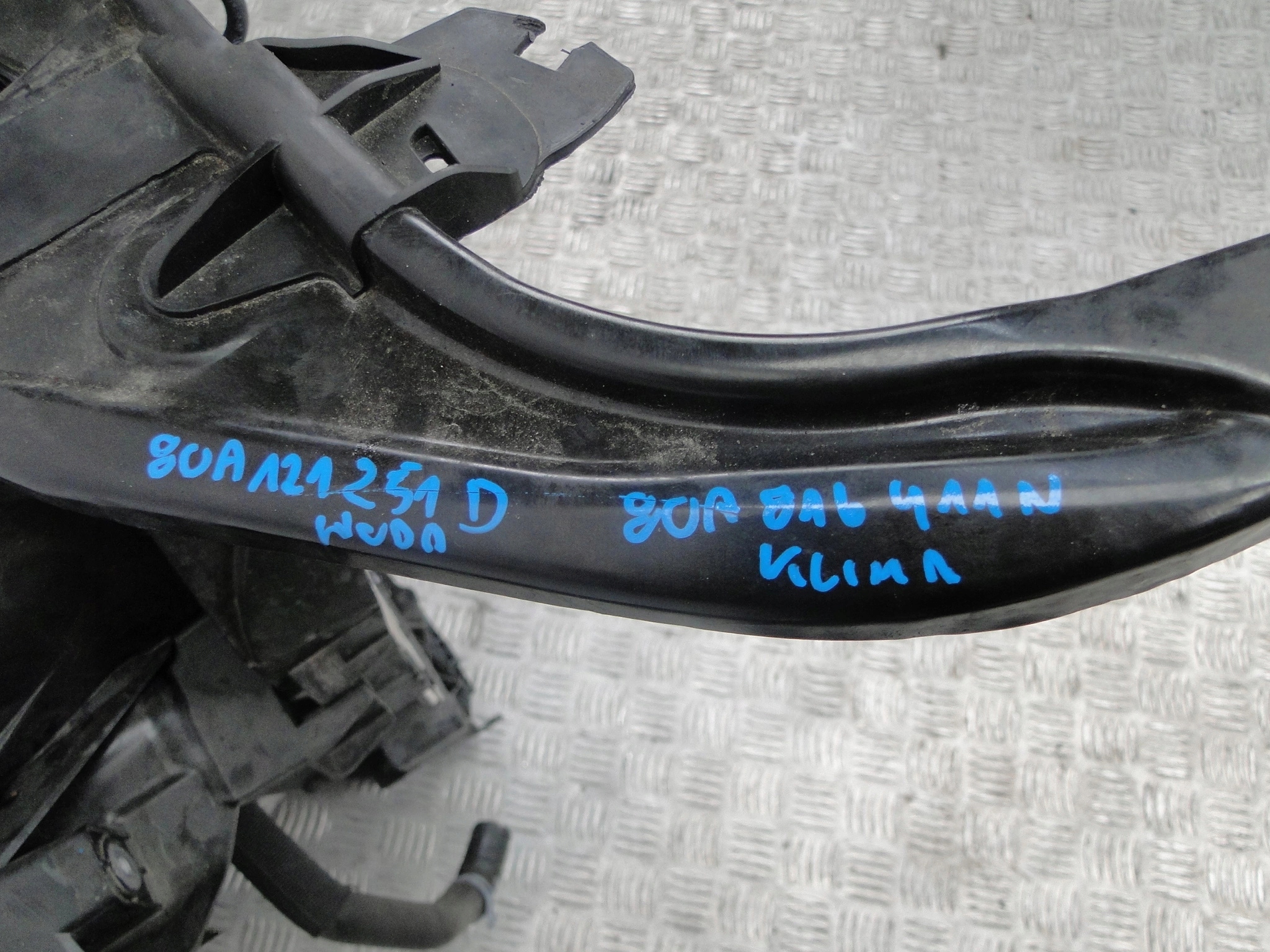 PAS PRZEDNI PRZÓD CHŁODNICE AUDI Q5 LIFT 21R 80A 80F 2.0TDI SPORTBACK Strona zabudowy przód