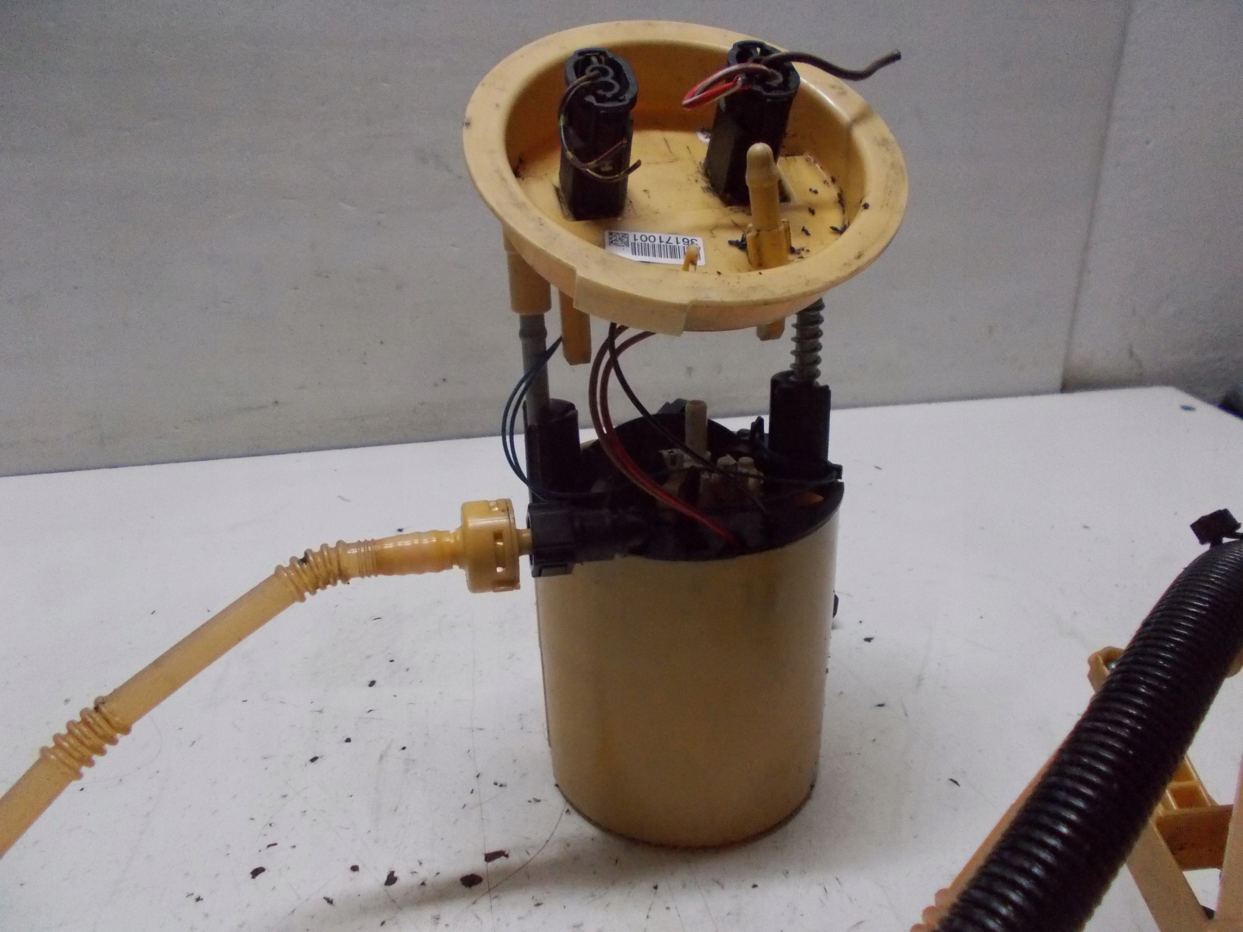 BMW E90 pumpa za gorivo 7190943