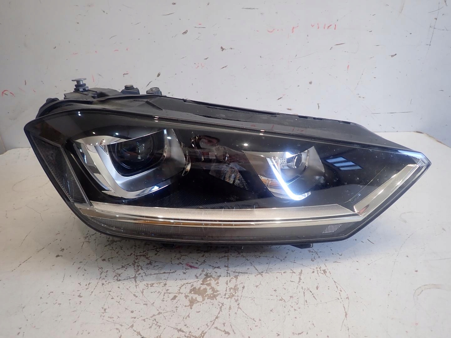 light front right VW SPORTSVAN BI-XENON
