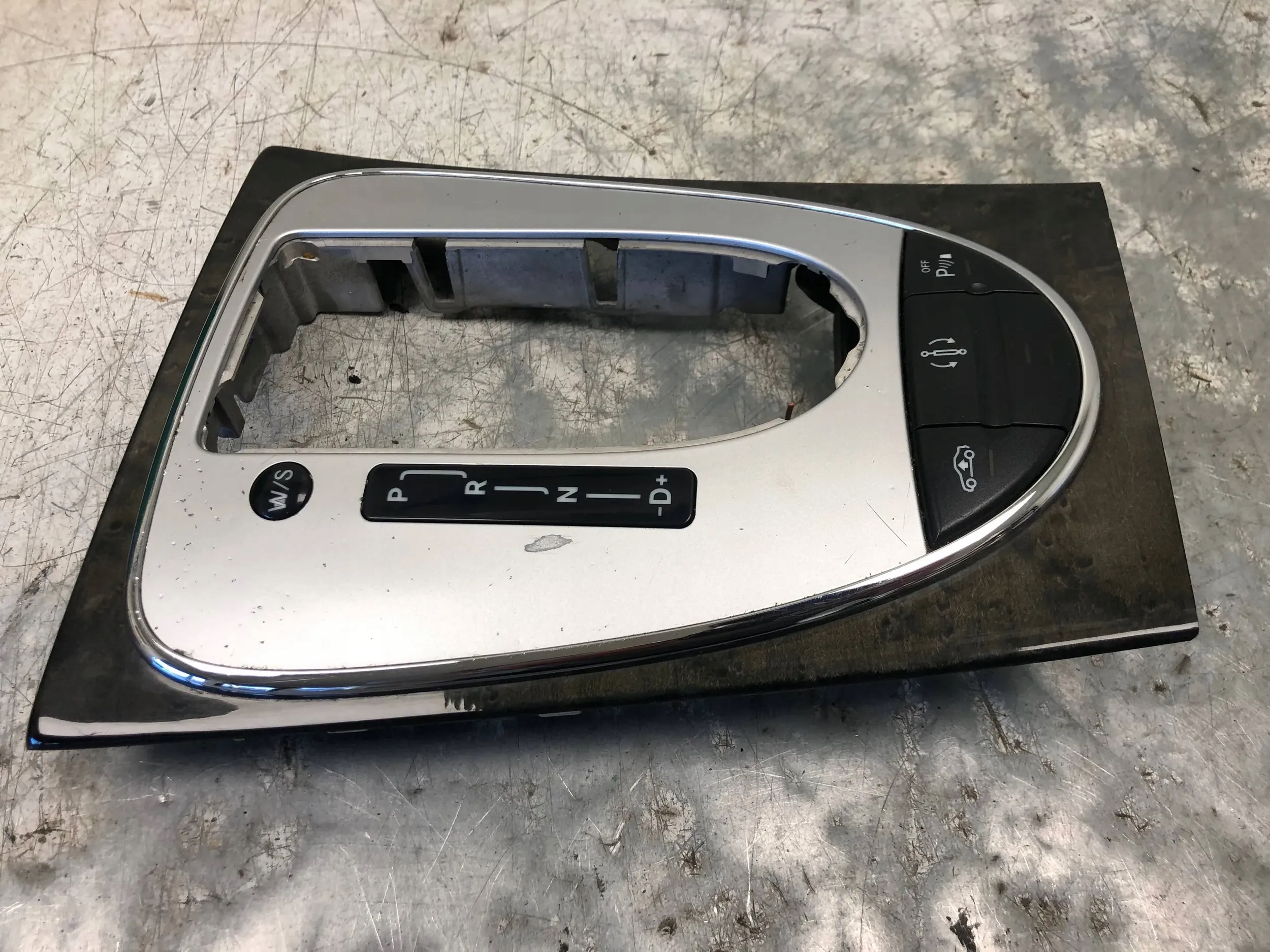 RÁM kulisy MERCEDES W211 2118206610