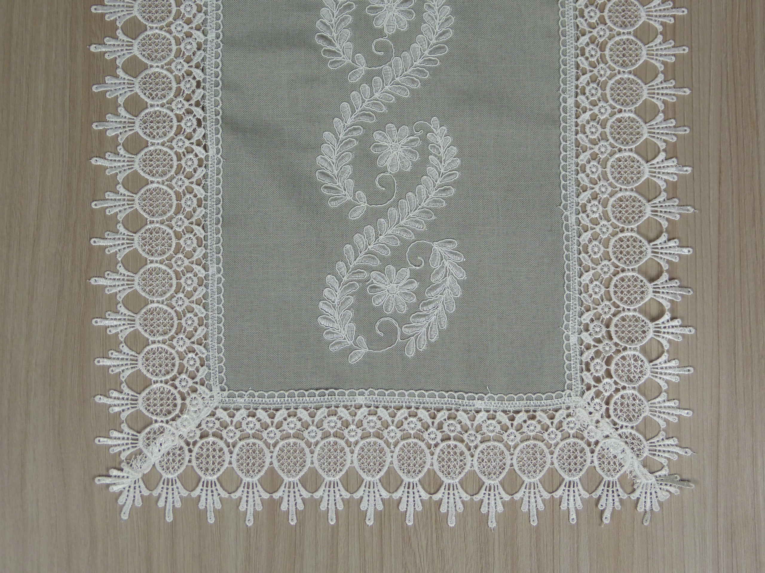 

Bieżnik na ławę z gipiurą 40x85cm szary w kwiaty