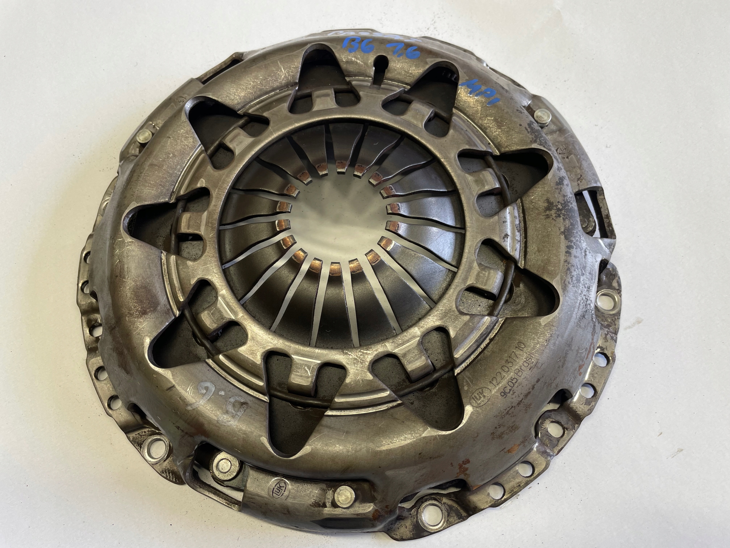 VW PASSAT B6 GOLF V 1.6 MPI de pression Embrayage 122031710