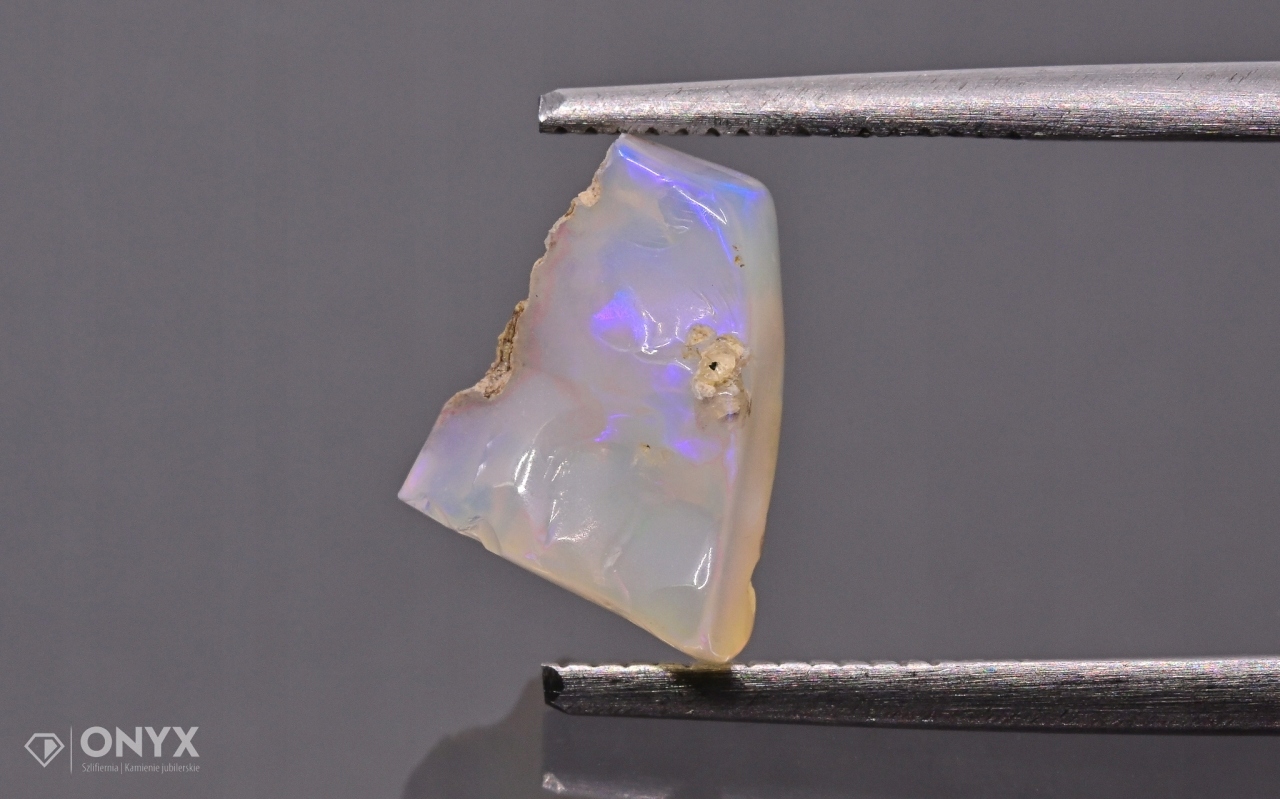 Opal z Etiopie hrudka 9x7,5 mm