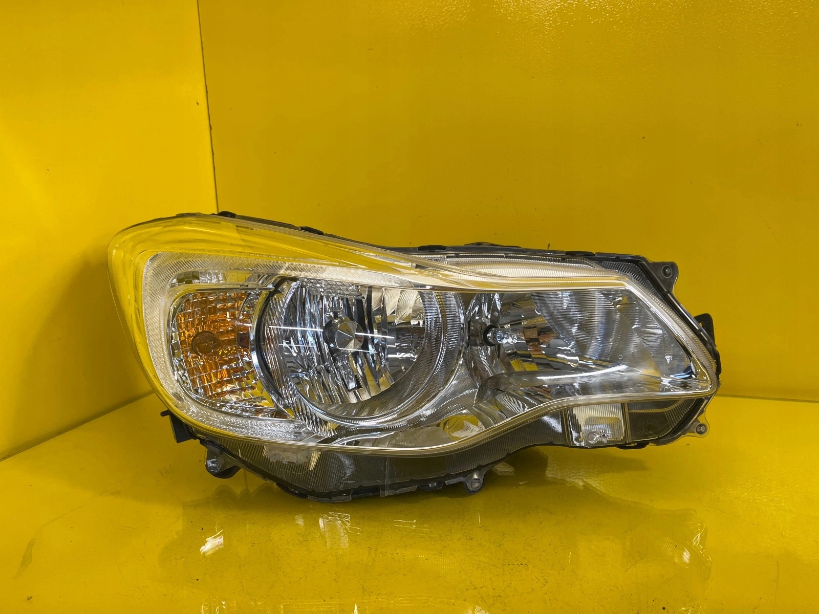 light right Subaru Impreza XV 2011
