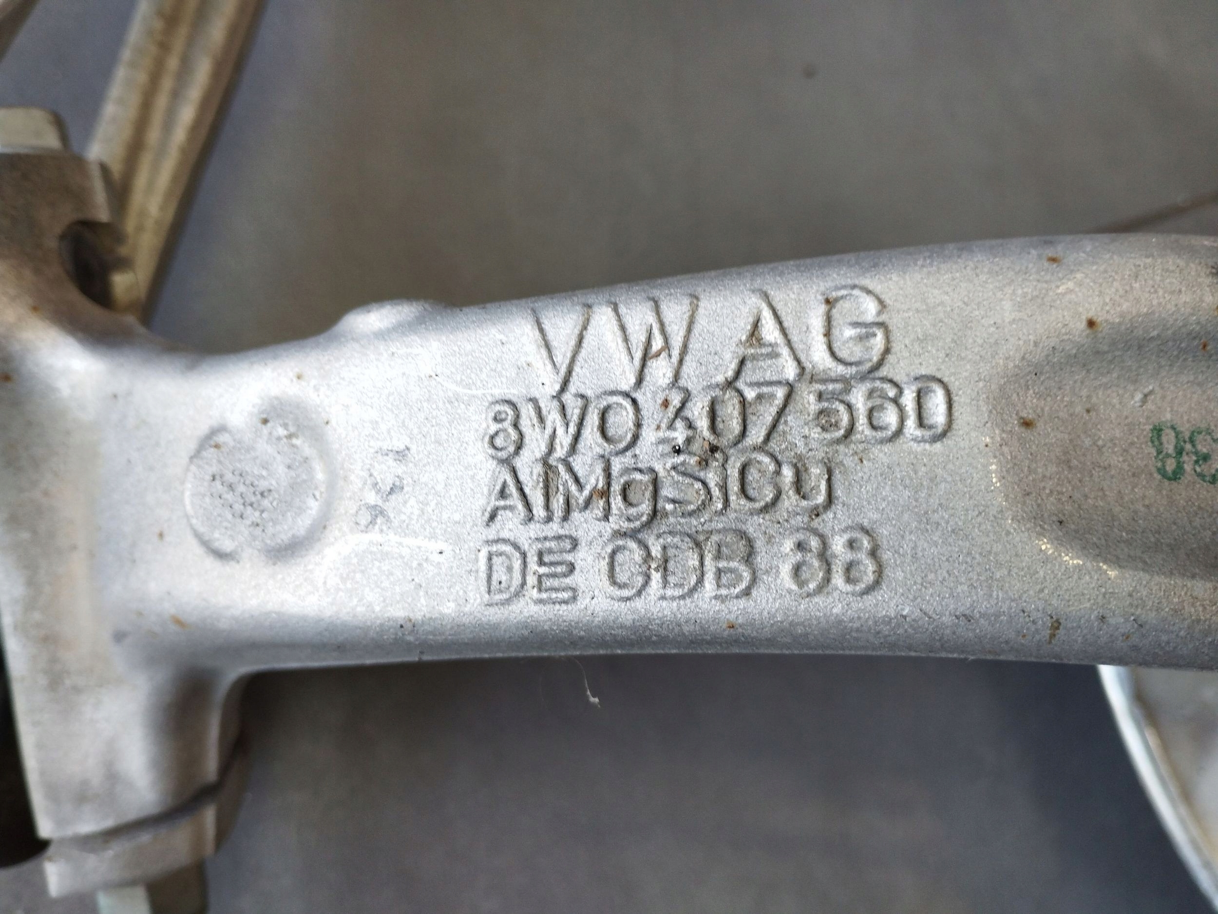 Audi A4 S4 B9 8W otoč pravá předek přední ramene 8W0407242F
