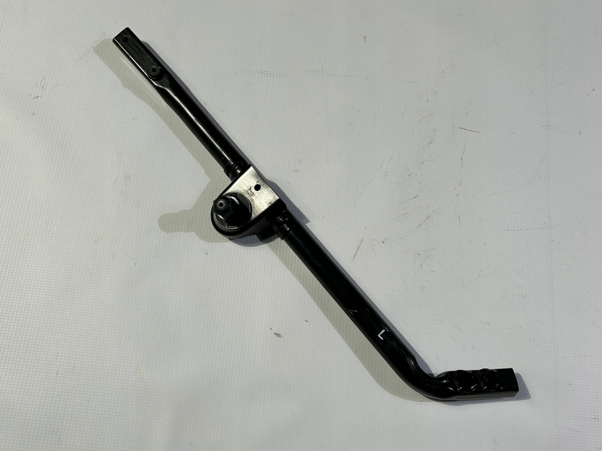 sider pillar console supports of the front left Chrysler Pacifica 2021