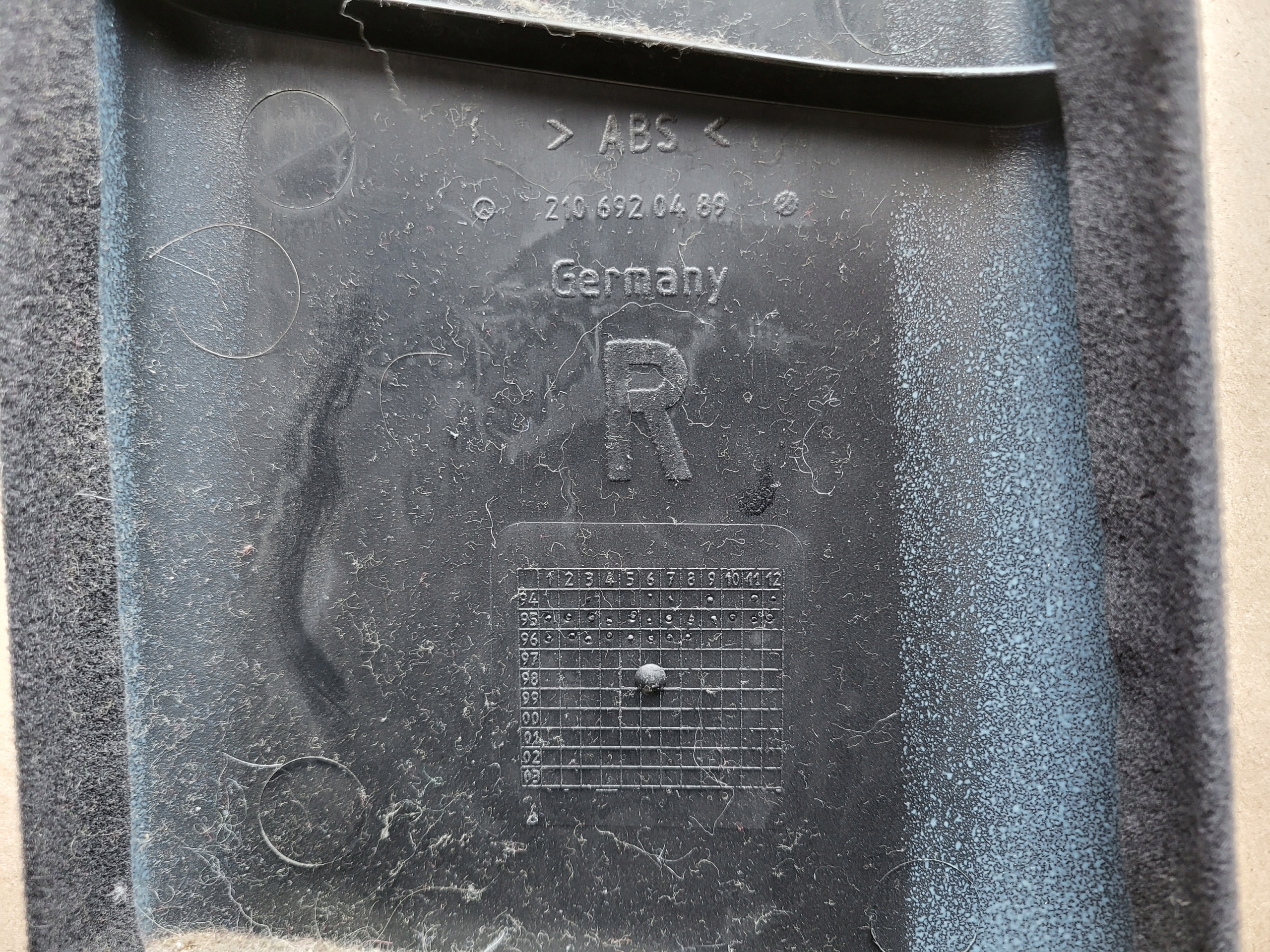 cover side SLUPKA B right central black MERCEDES E W210 OE EU